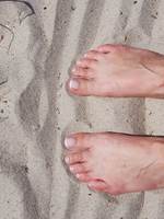 FINE FØTTER: På tørre føtter preller sanden av. Det er når føttene blir våte problemene kommer. 