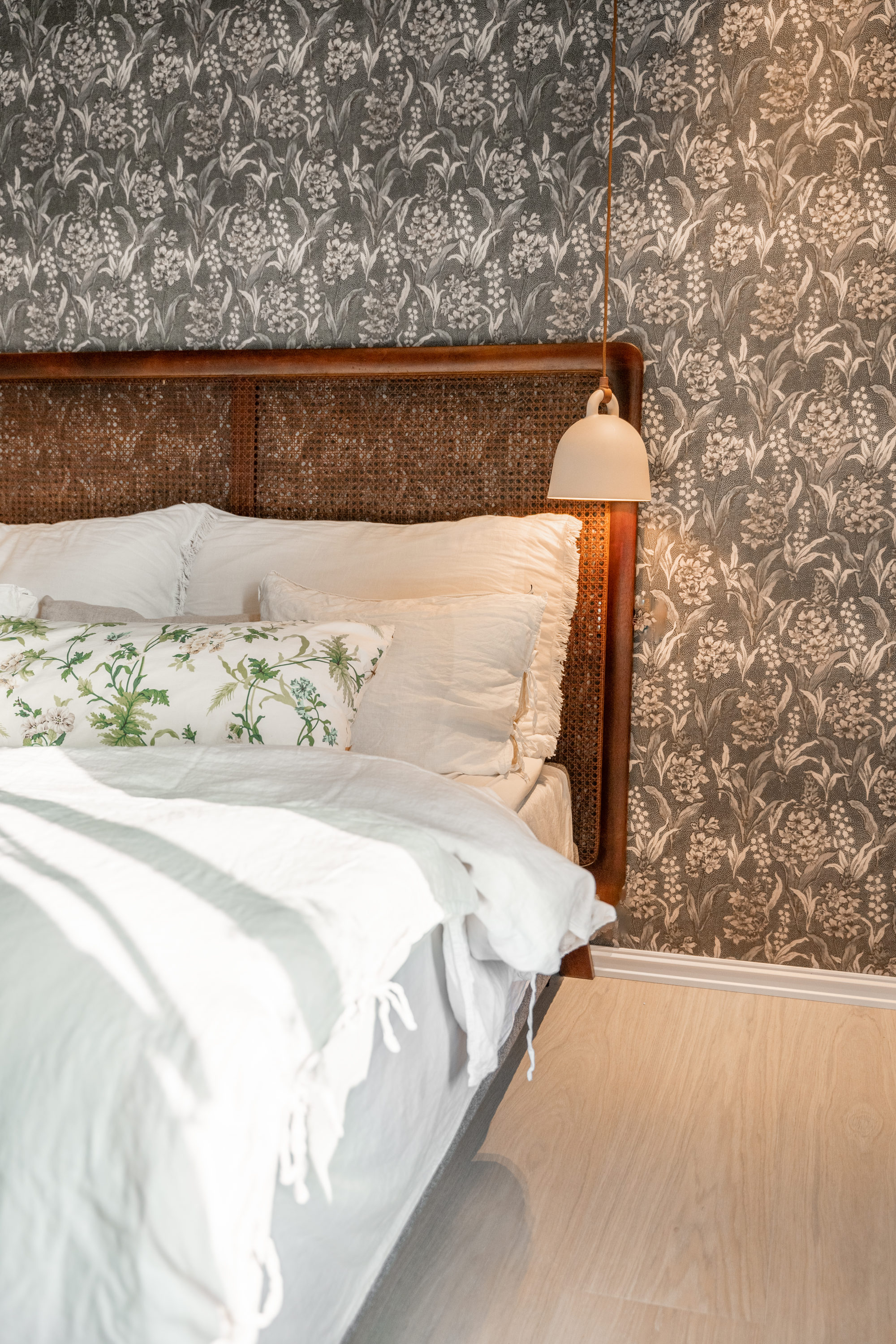 seng hvitt sengetøy lyst gulv