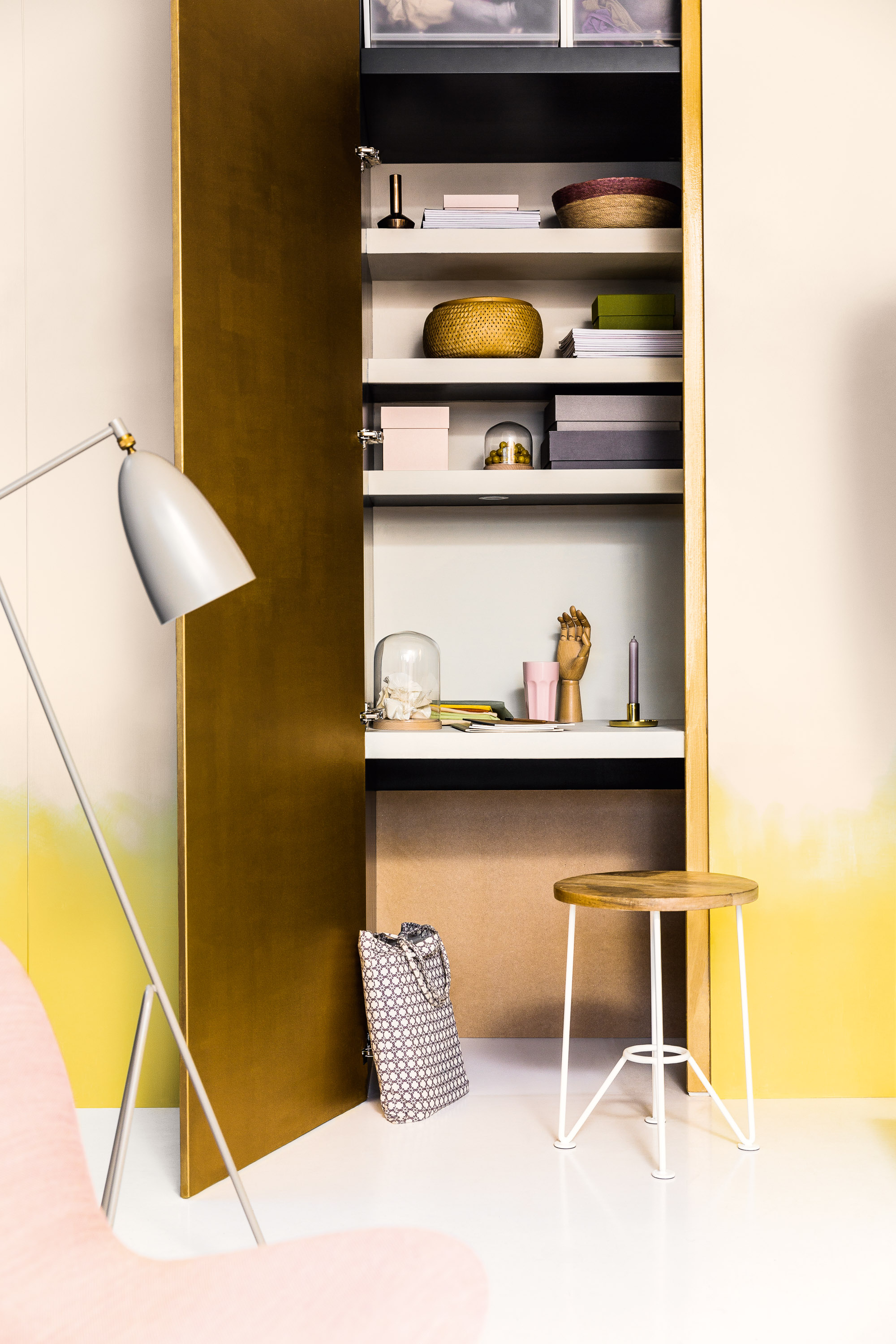 dekormalt vegg i gult og rosa 