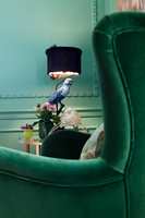 <b>LEKENT:</b> Finn komponerer interiøret som en frisk bukett og lager kombinasjoner få ville kommet på. Her stol i grønn velur, og frekk fugl som lampe med lampeskjerm av pels. Stol og lampe fra Green Apple.