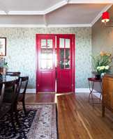 <b>STATEMENT:</b> Den røde døren i spisestuen er et skikkelig statment-smykke. Den tar opp fargen fra to plassbygde vitrineskap på motsatt vegg. Døren er malt med blank maling i farge Mystical Antibes fra Nordsjö.