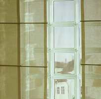 Transparente gardiner i flere lager spennende lysvirkninger i rommet.