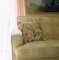 Sofaen har fått nytt trekk og puter med sommerlig mønster.