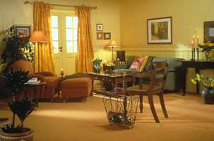 Fargerikt og klassisk, hvor mørke møbler blir kombinert med sterk fargesetting for å gi lys og varme.