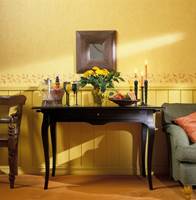 Sortmalt bord med elegant svungne linjer passer fint i miljøet samtidig som det er en spennende stilkontrast.