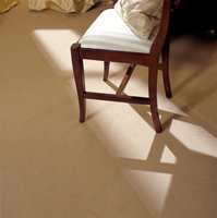 Gulvet har teppefliser med kort og tett luv. Ved å legge flisene med mønsterretningen samme vei og børste litt over skjøtene, blir de usynlige.