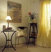 Møblene er i jern og har en brun overflate. Jern, kurv og silke gir spennende kontraster i en tradisjonell stil. Gardinfagene er subbeside og uforet.