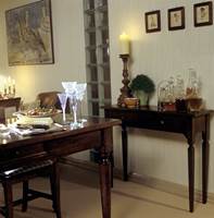 Tradisjonelle italienske spisestuemøbler. Her er et bord i poppel, stoler i lønn og konsollbord i nøttetre.