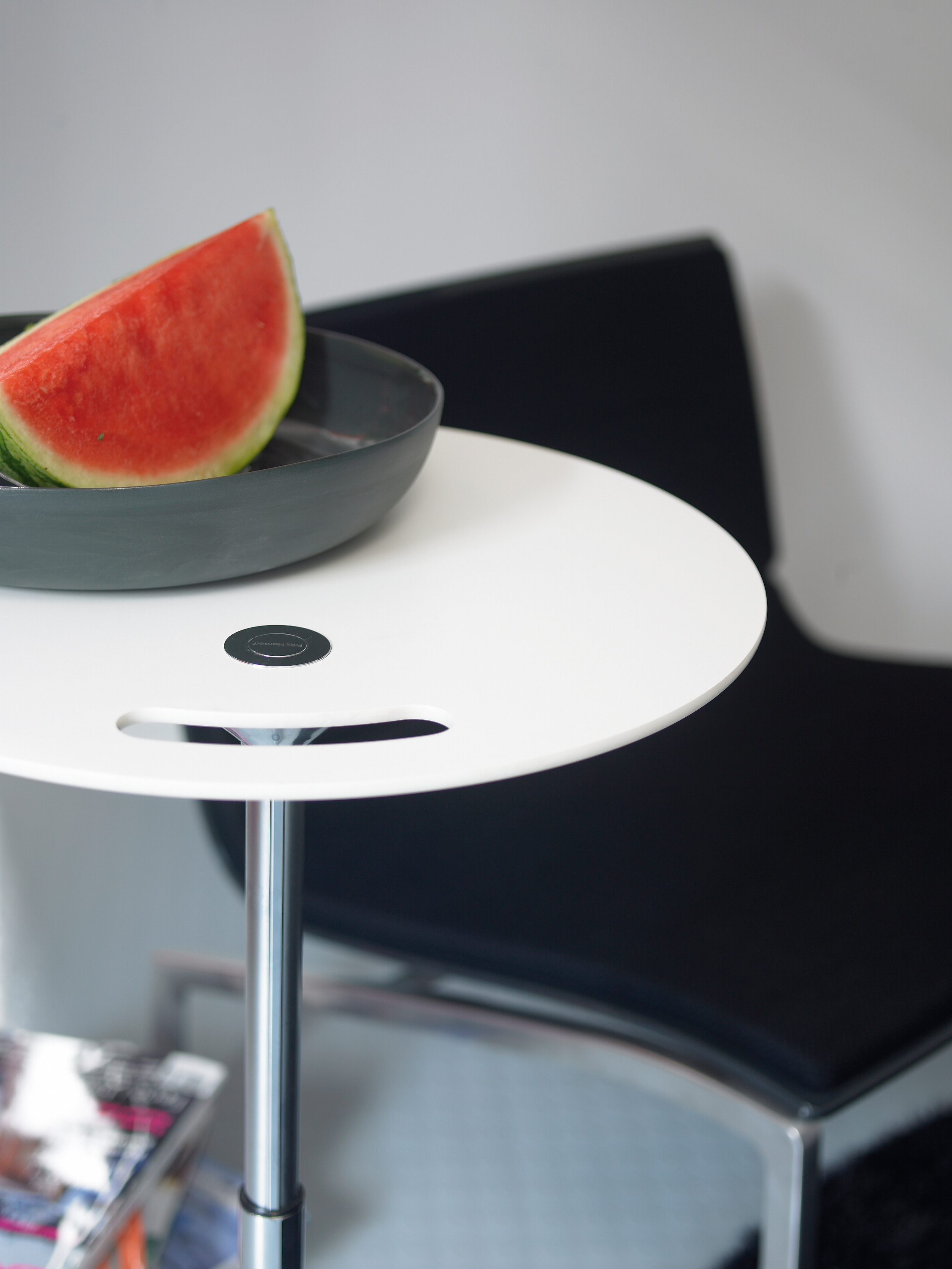 Innslag av rent sort og hvitt bidrar til å roe ned inntrykket.