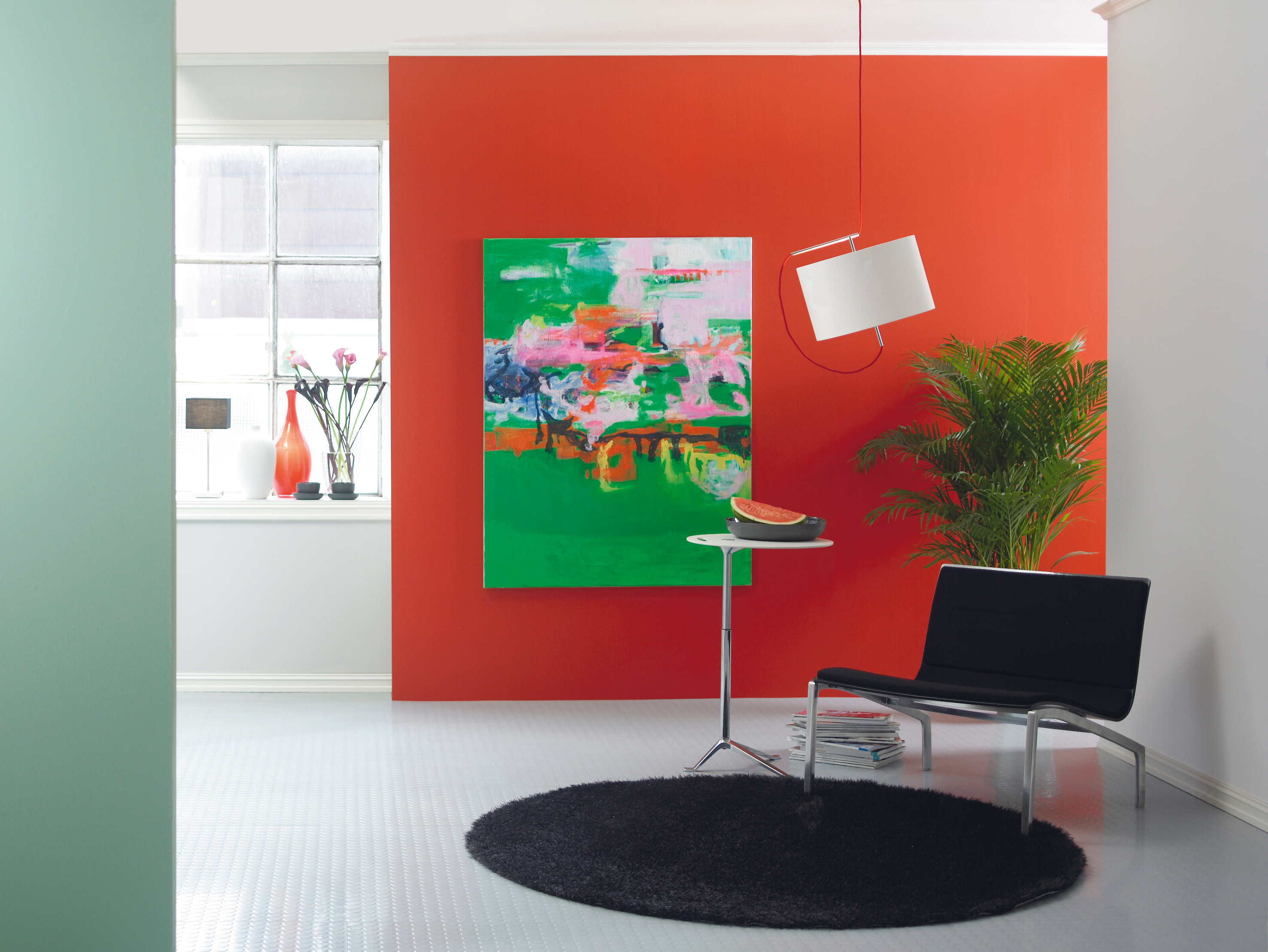 Spenstig stue med kontrastfarger