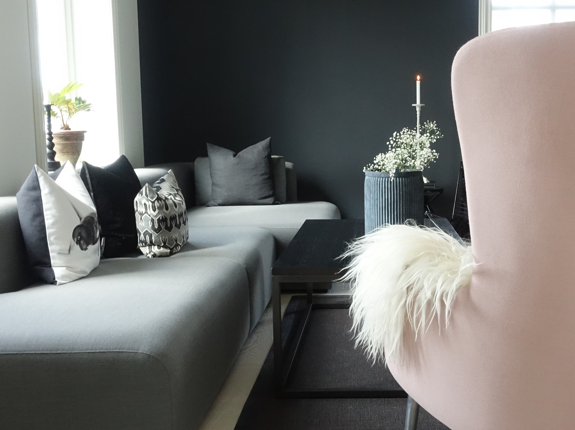 Samme rom, samme mørke veggfarge. Her virker den imidlertid enda sortere enn på de andre bildene, noe som mest av alt skyldes lyset. 