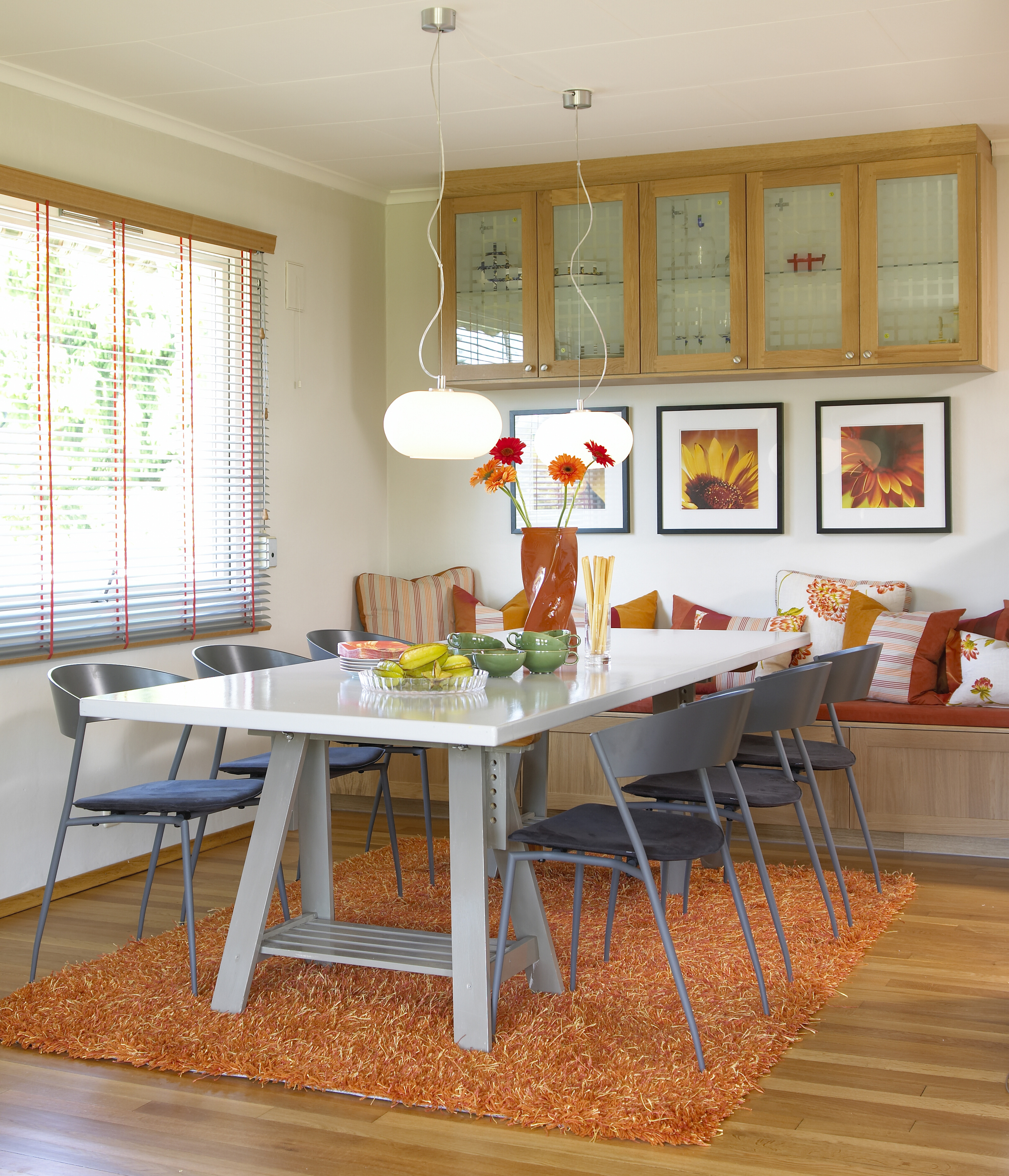 Praktisk stue i rødt og lime