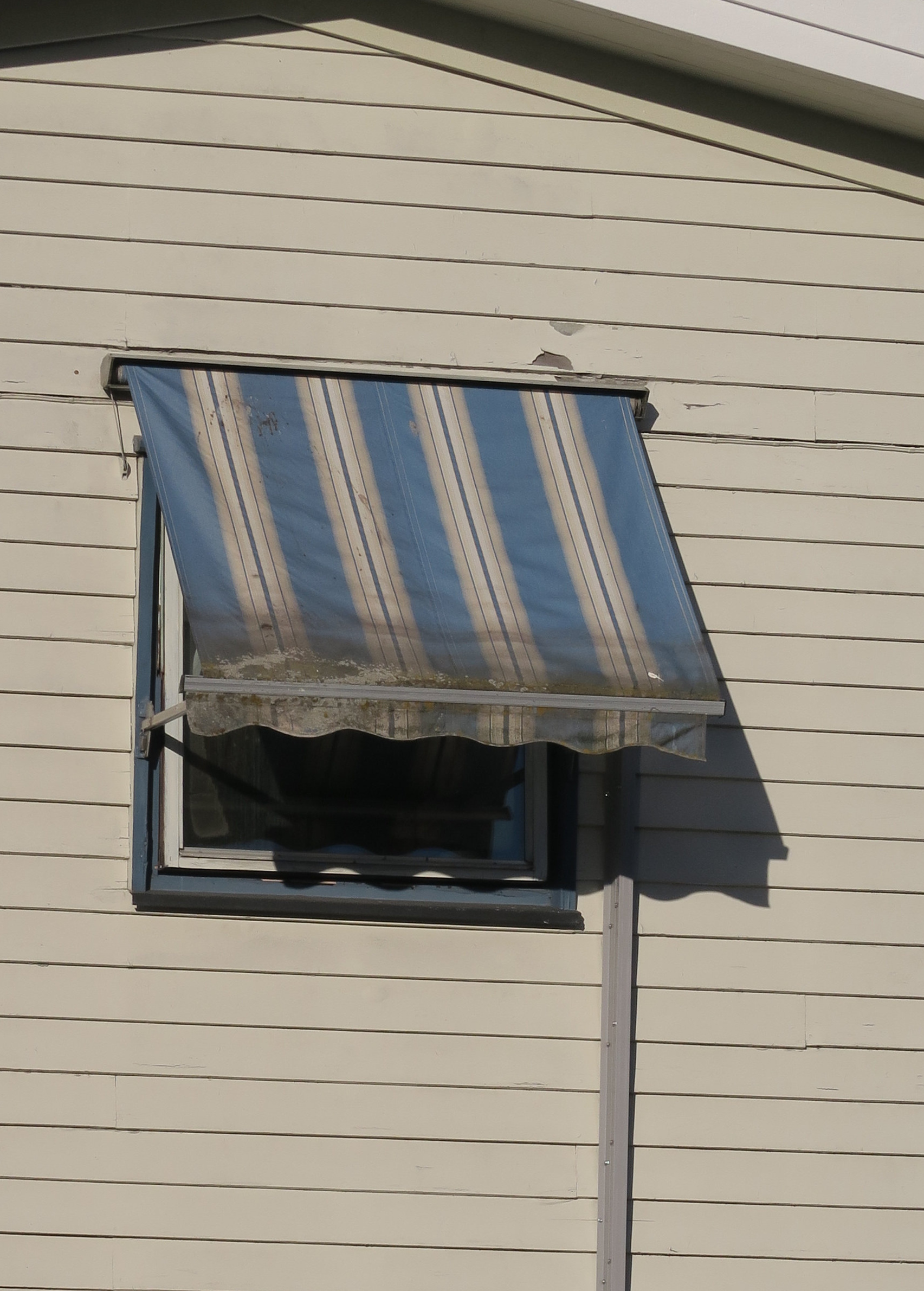 Veistøv, sot, sur nedbør og smuss tærer på husets vinger. For at de skal holdes pene, må de vaskes sommer og høst. 