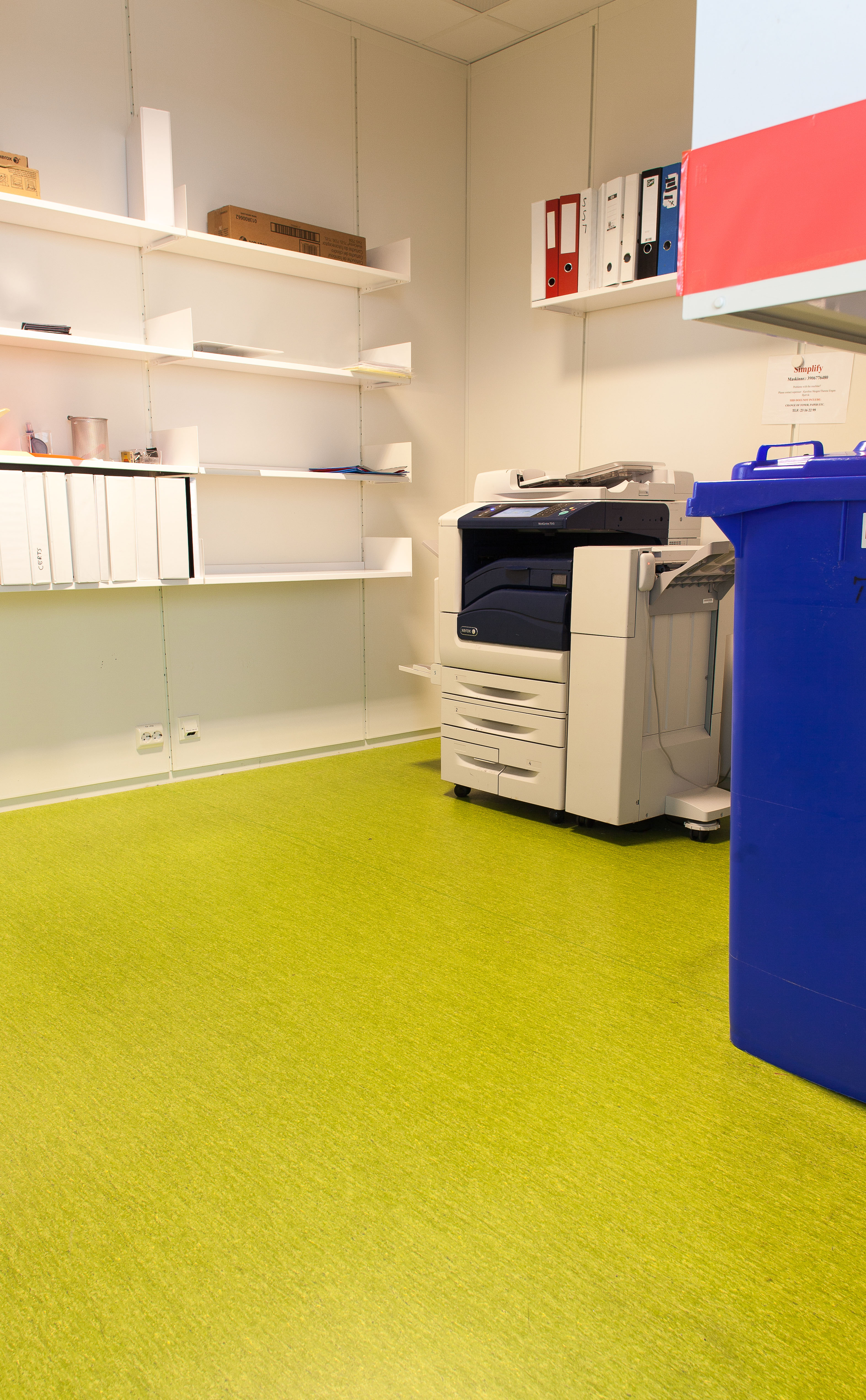Kopirommmet har man valgt å friske opp litt ved å legge en vinyl i en frisk, grønn farge på gulvet.