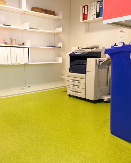 Kopirommmet har man valgt å friske opp litt ved å legge en vinyl i en frisk, grønn farge på gulvet.