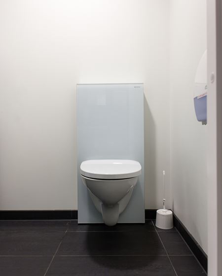 Subsea 7 følger også med på teknologiutviklingen når det gjelder toaletter. Her har man benyttet Geberit Monolith, med en praktisk sisterneløsning og vegghengt toalett.