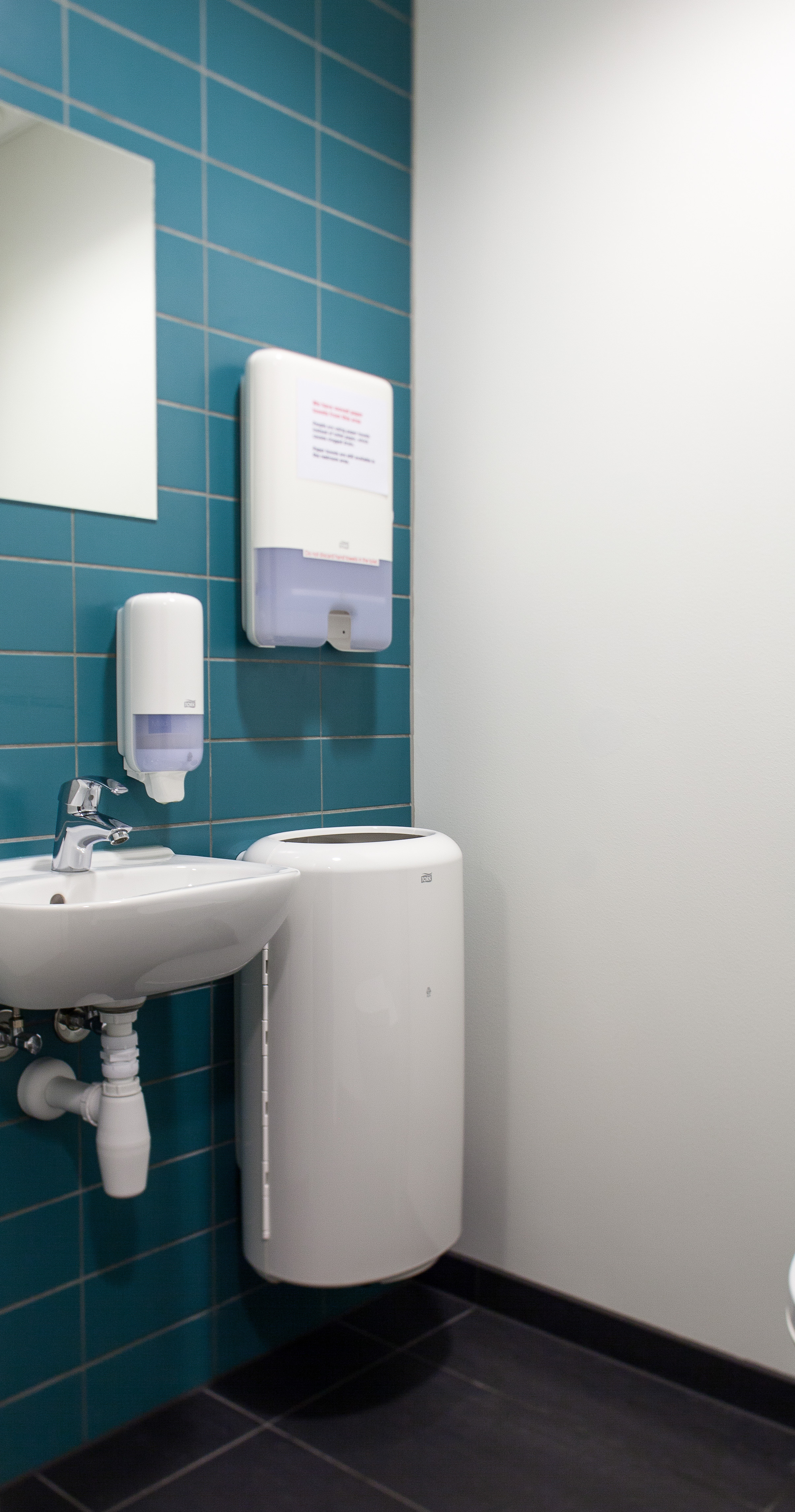 Toalettene er smakfullt og praktisk innredet.