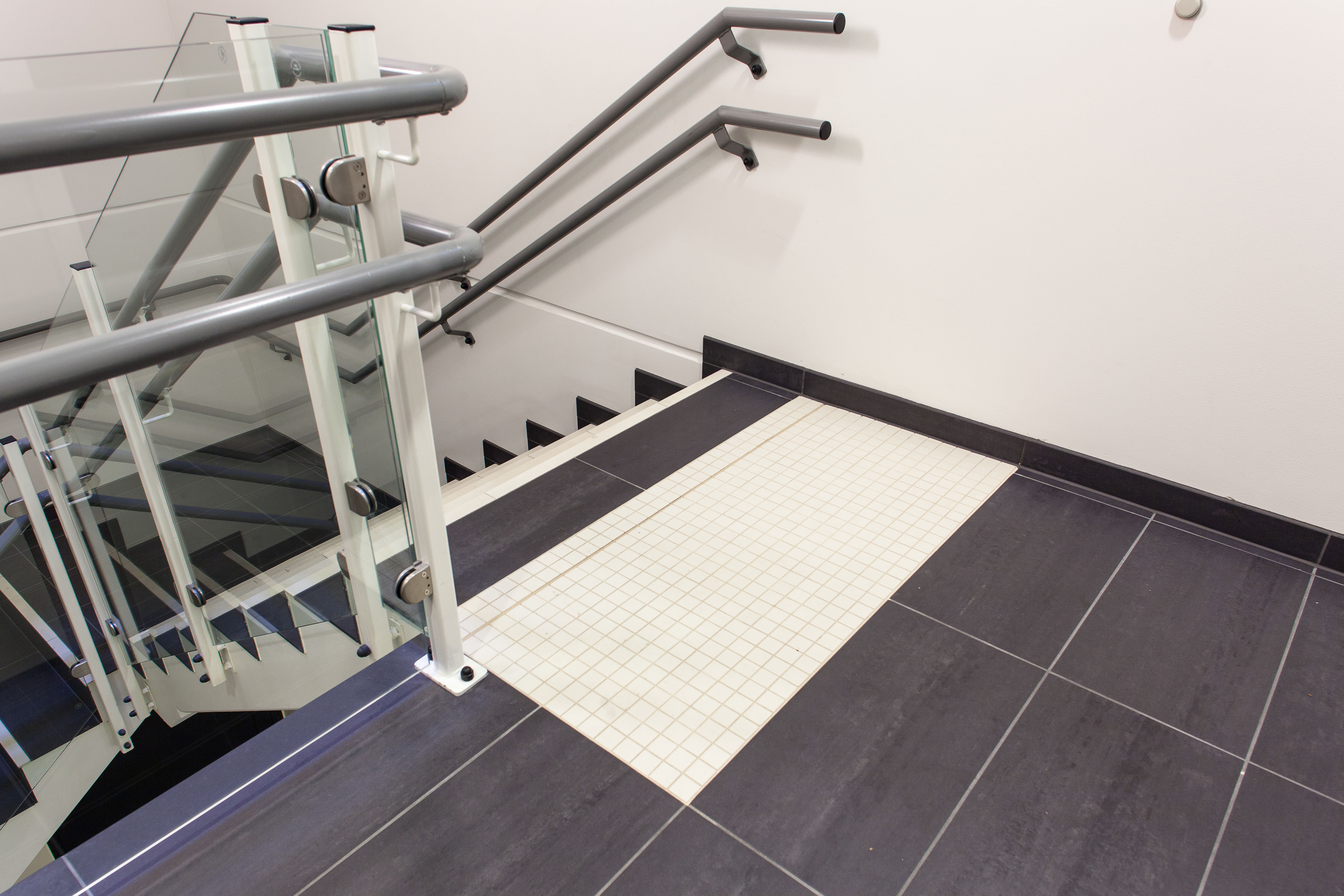 Universell utforming er i dag et krav fra bygningsmyndighetene, blant annet markante kontrastfelt ved trappene.