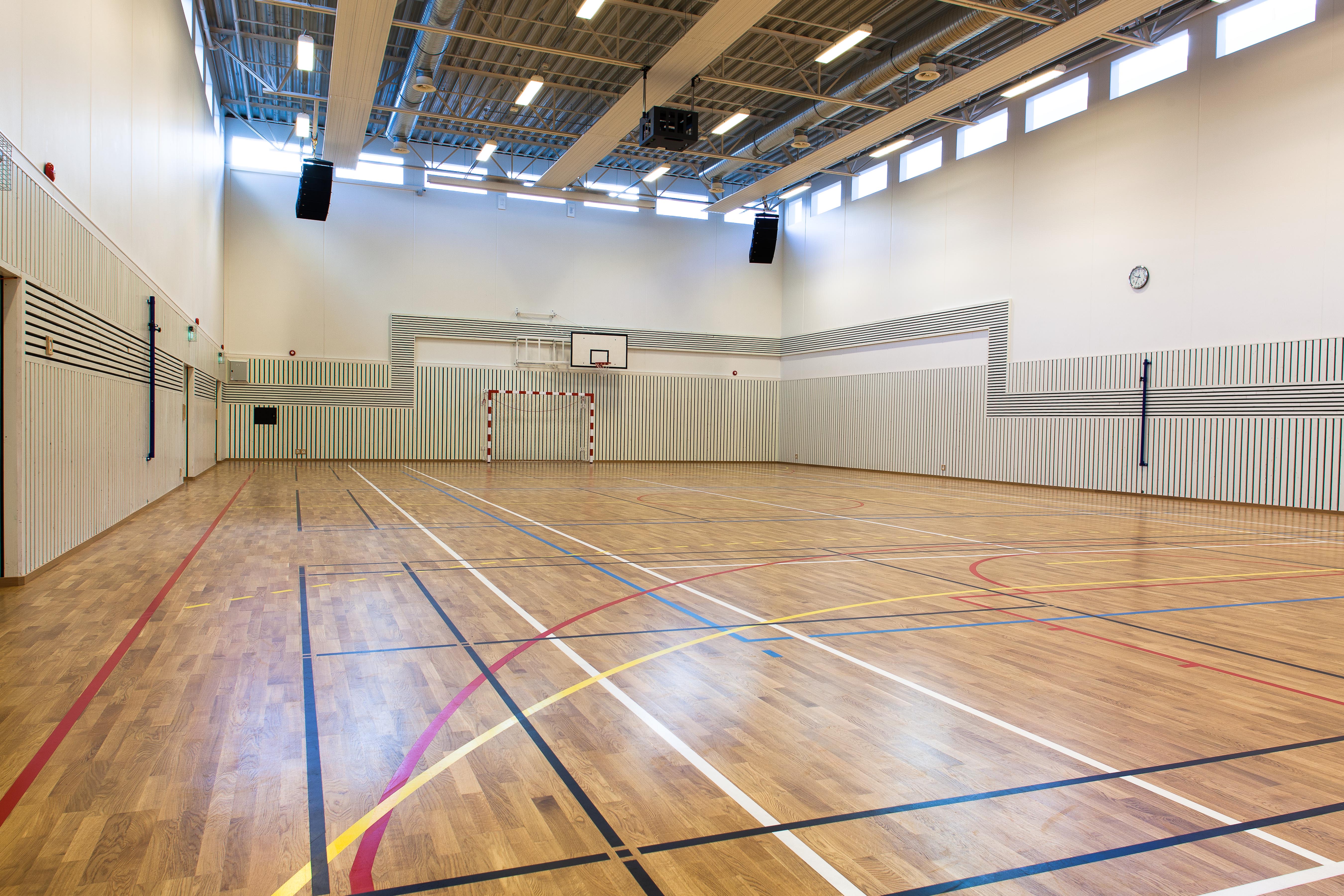 Integrert i bygget finner vi ikke et trimrom, men et lokale på størrelse med en håndballhall Her kan medarbeiderne pleie den fysiske formen.