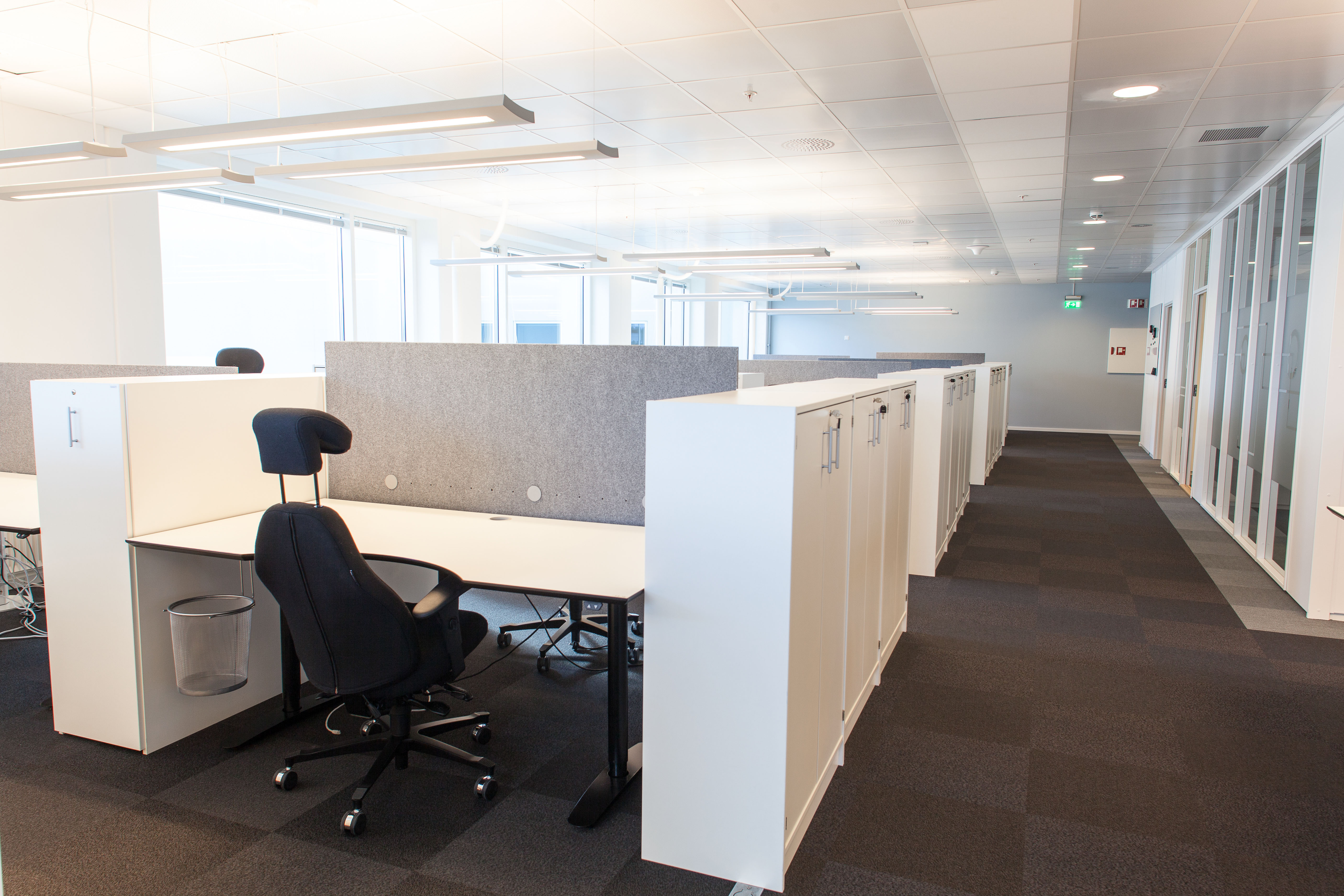 I de større kontorlandskapene kommer teppeflisene til sin rett. Her får alle arbeidsro ettersom interiørarkitektene har valgt teppefliser; her er valgt Converse 100 fra Modulyss.