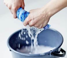 <b>VASKER RENT: </b> Malervask inneholder både tensider som løser opp fett og en emulgator som binder fettet til vaskevannet. Det gjør at fettfjerningen går raskt og enkelt. Foto: Jordan