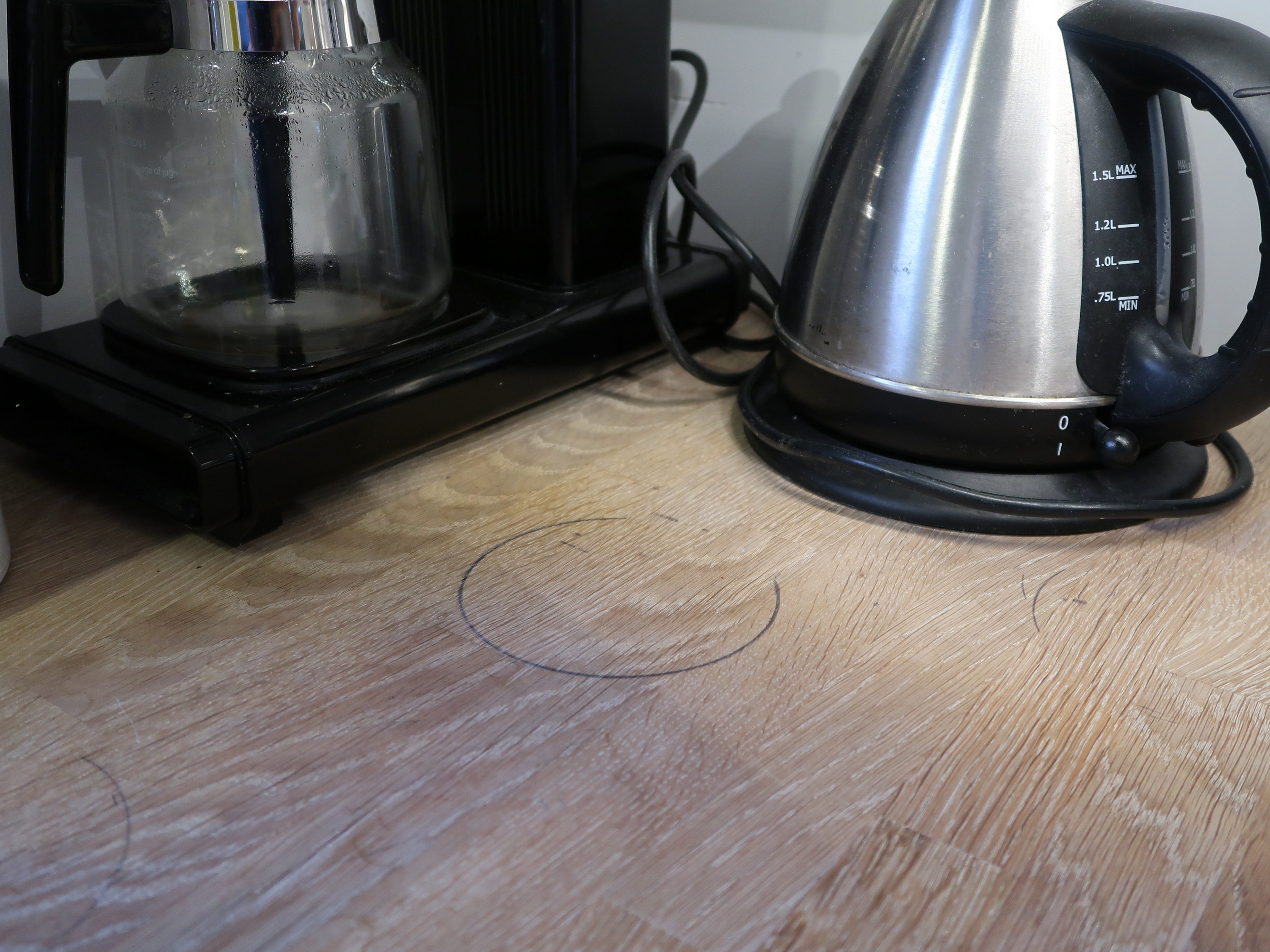 Bort med svarte ringer på kjøkkenbenken