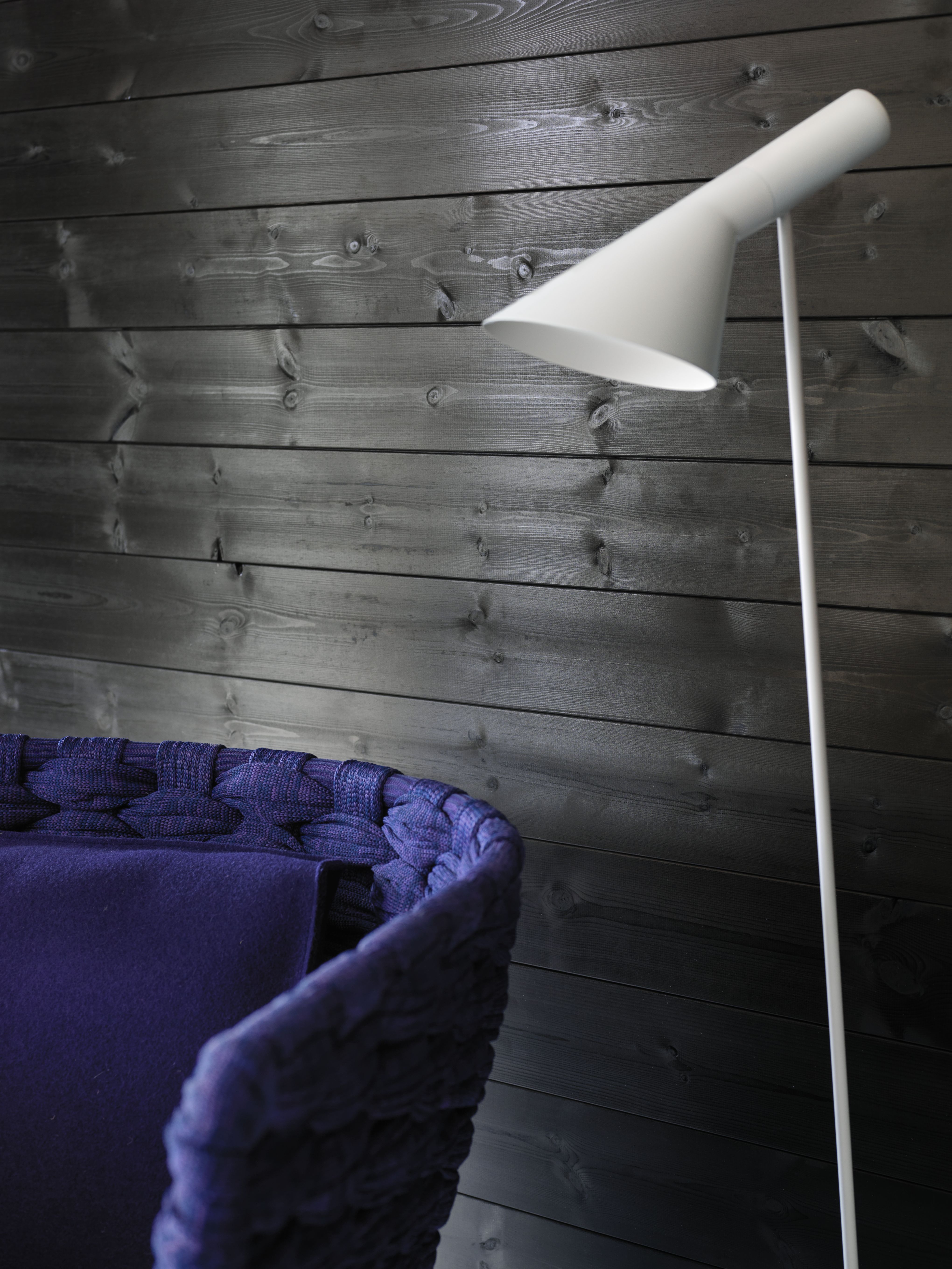 Sortbeiset treverk passer i stilen Nordic Noir.