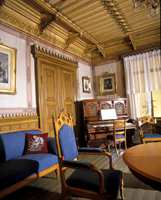 Møblement i polert eik i stilen Nygotikk fra en stue på Skøyen i Oslo i 1860. (Nå på Norsk Folkemuseum). Pianoet var statussymbol. Det ble gjerne stilt skrått i rommet. Man mente at 