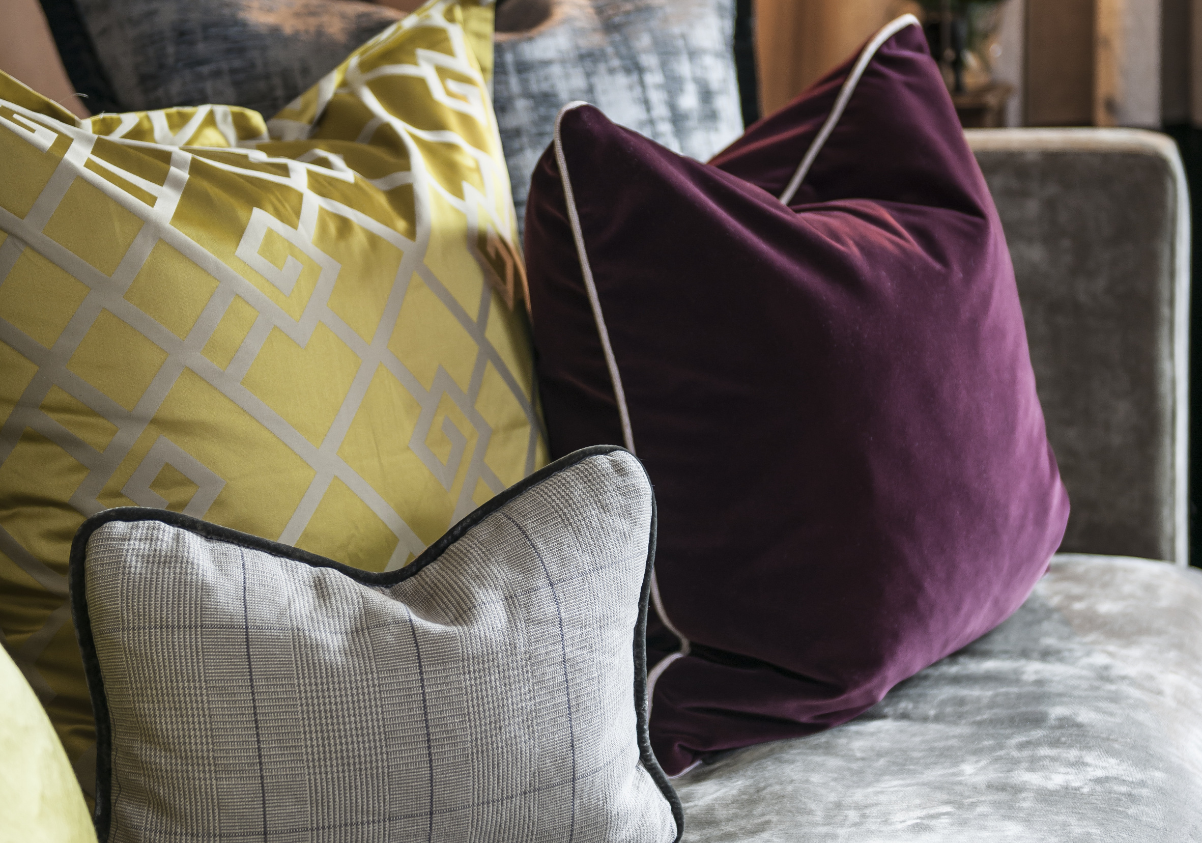 MATERIALMIKS: Blanke, matte, tørre og glatte tekstiler i forskjellige kvaliteter og strukturer. 