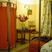 Skjermbrett hører den gammeldagse stilen til, og fungerer ypperlig som romdeler og som garderobe på soverommet.