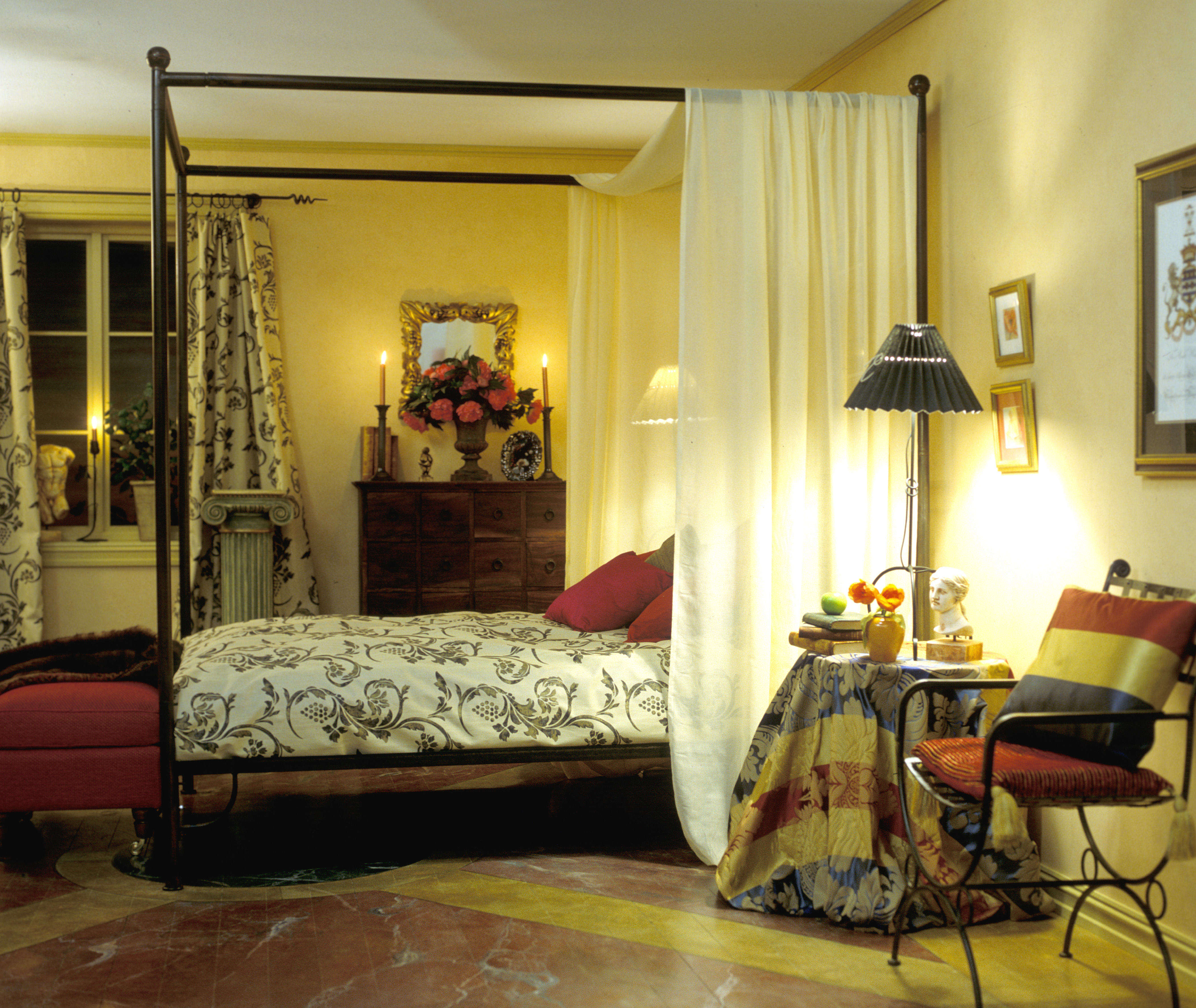 Soverom med dekor og dekadanse