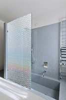 Frostet folie fra Fantasi Interiør er smart i dusjen når du vil ha litt privatliv. 