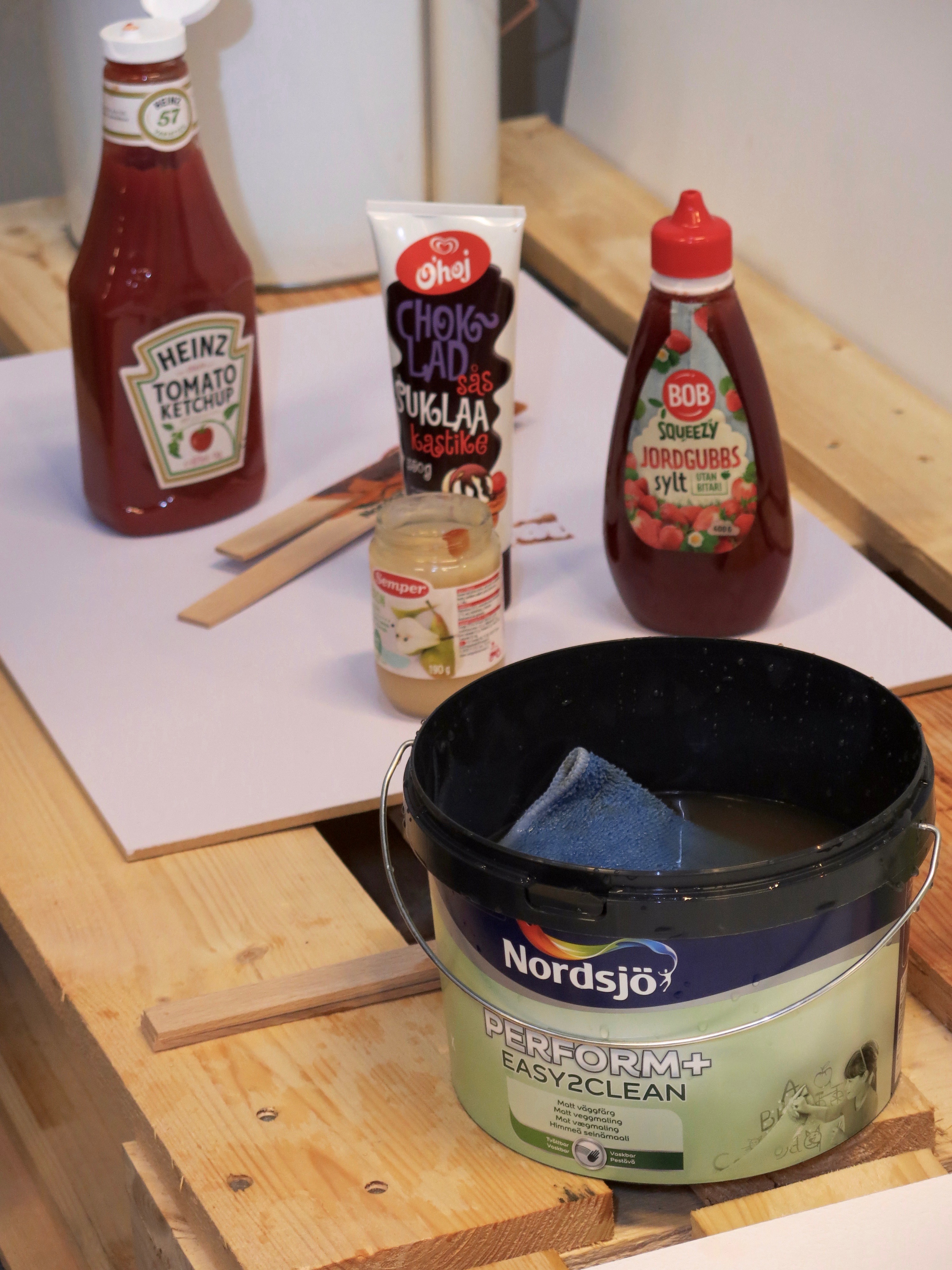 Ketchup og syltetøy hører til på benken. Med barn i huset kan det lett havne på veggene. 