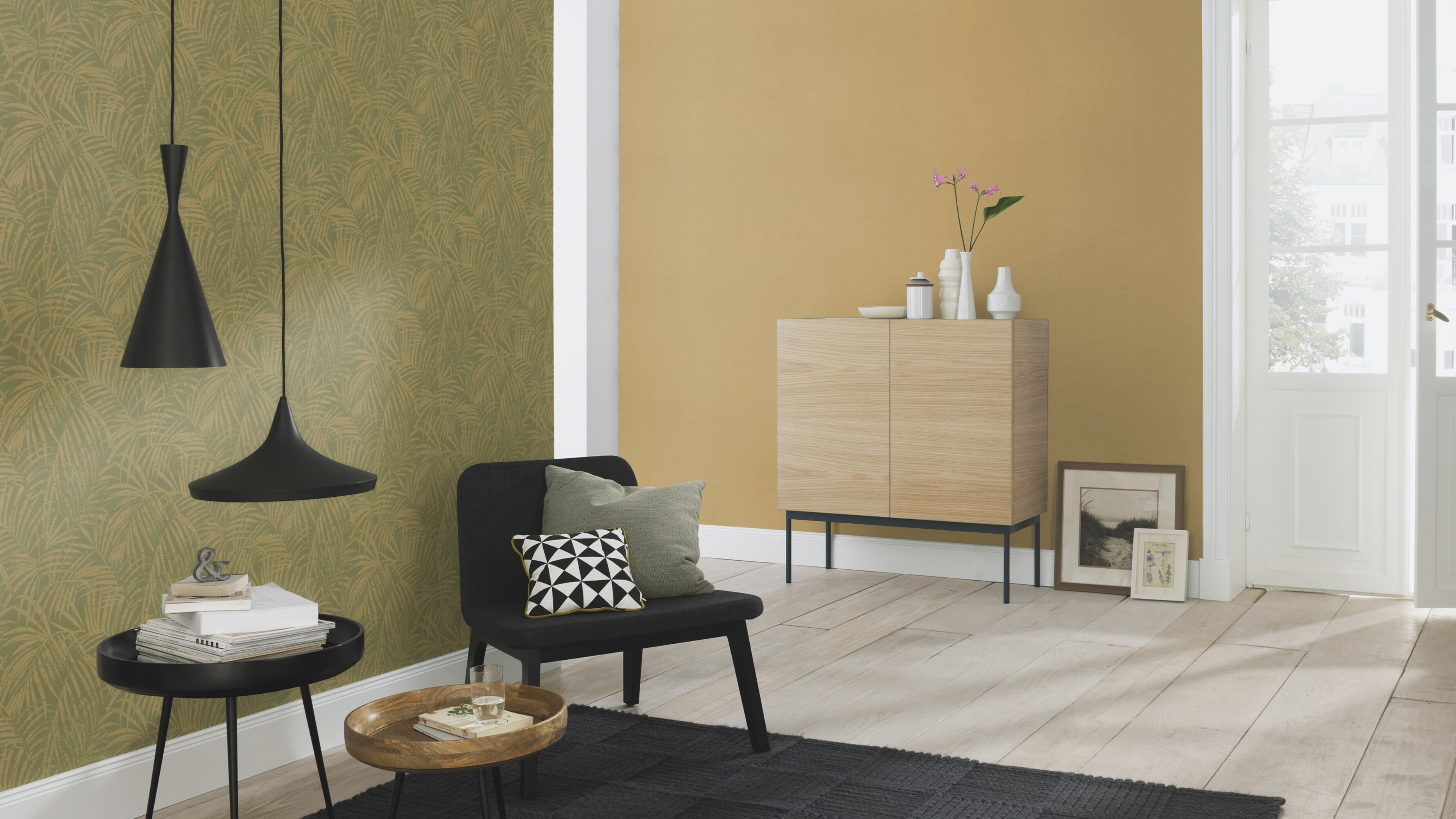 Stue med tapet i gulfarger