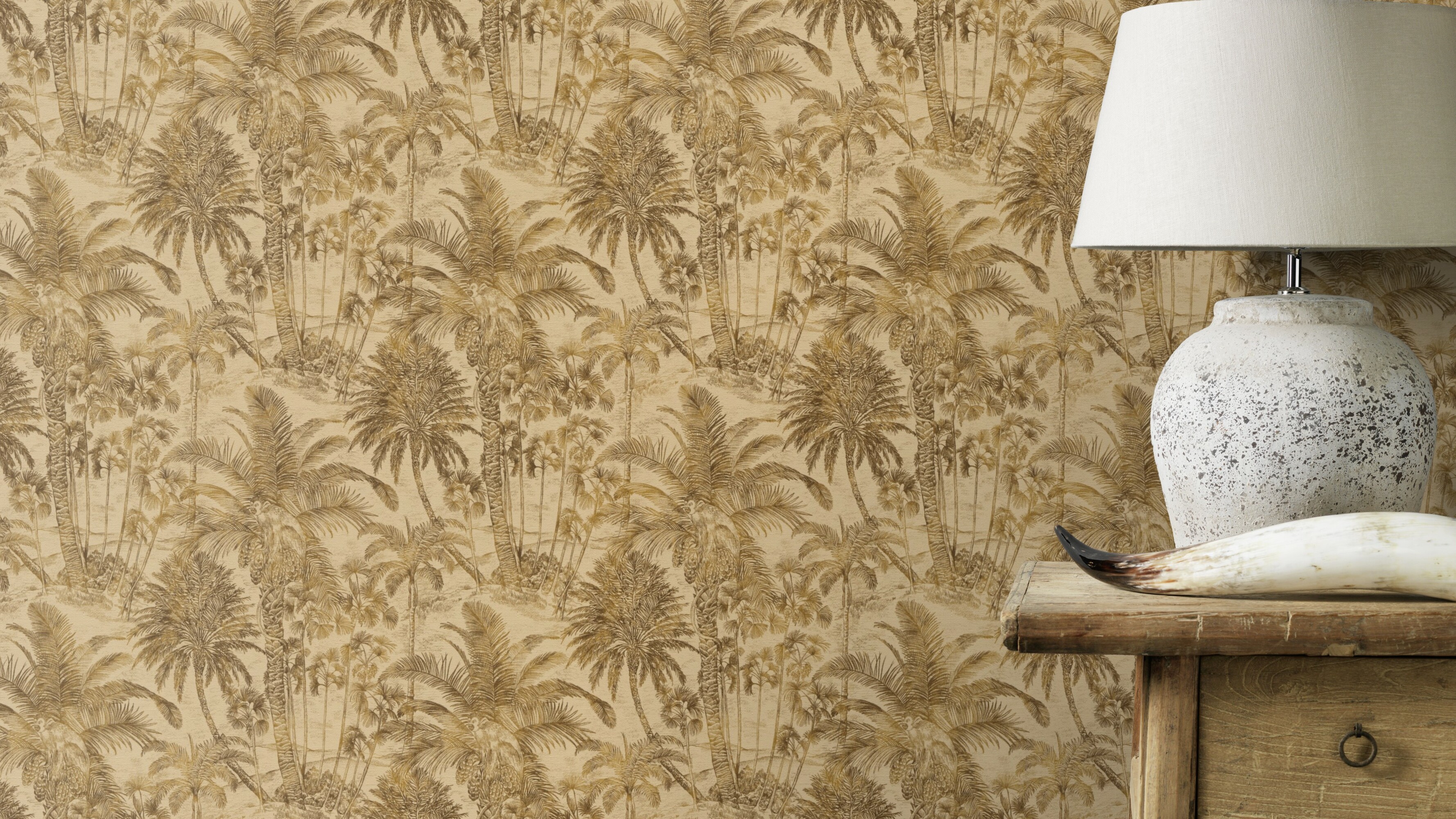 Gulaktig tapet med palmemønster
