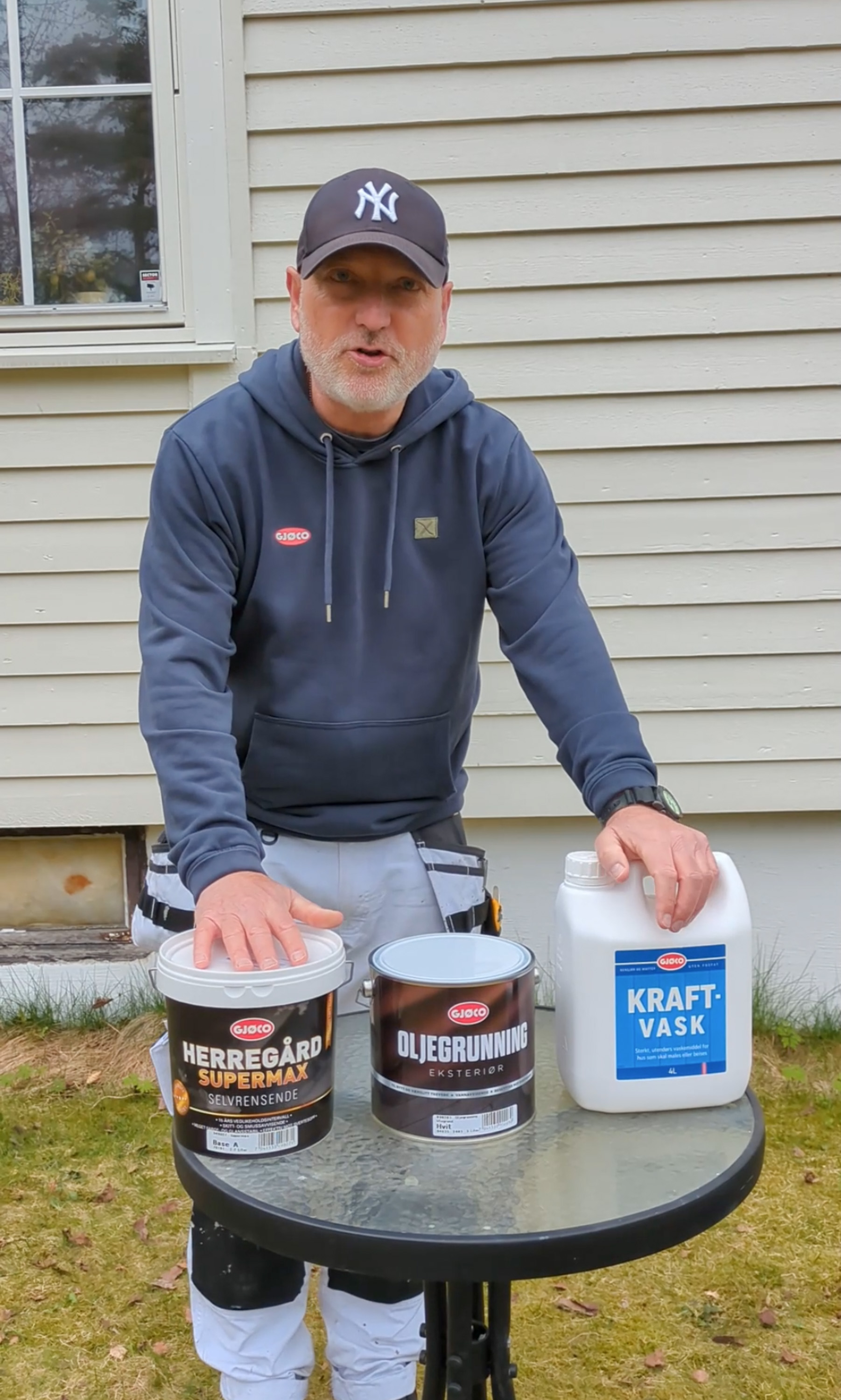 Rune Rasmussen poserer med malinger