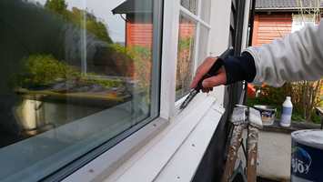 FLEKKE: Når impregneringen er tørr, er vinduet klart for flekkgrunning og senere flekkmaling. 