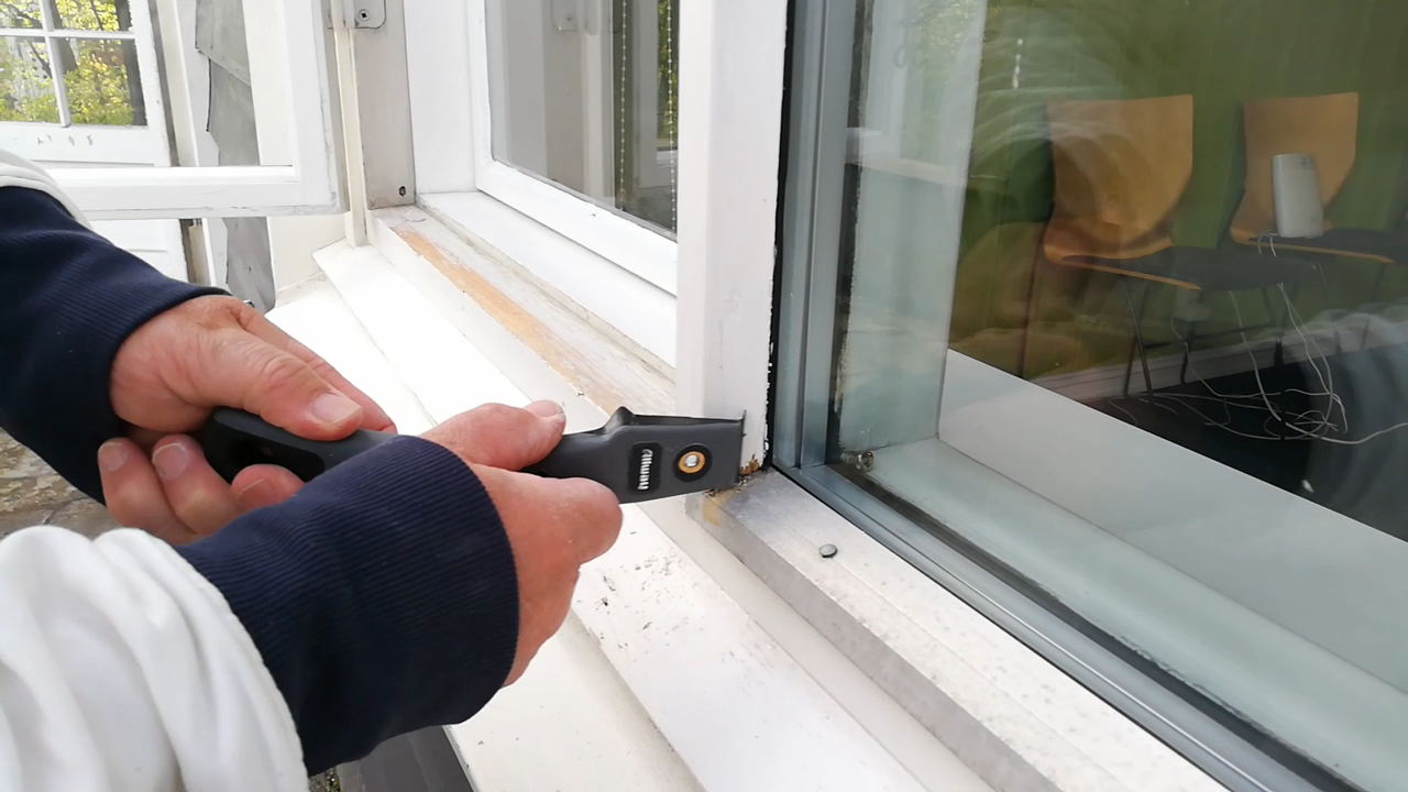 skrap vekk løs maling