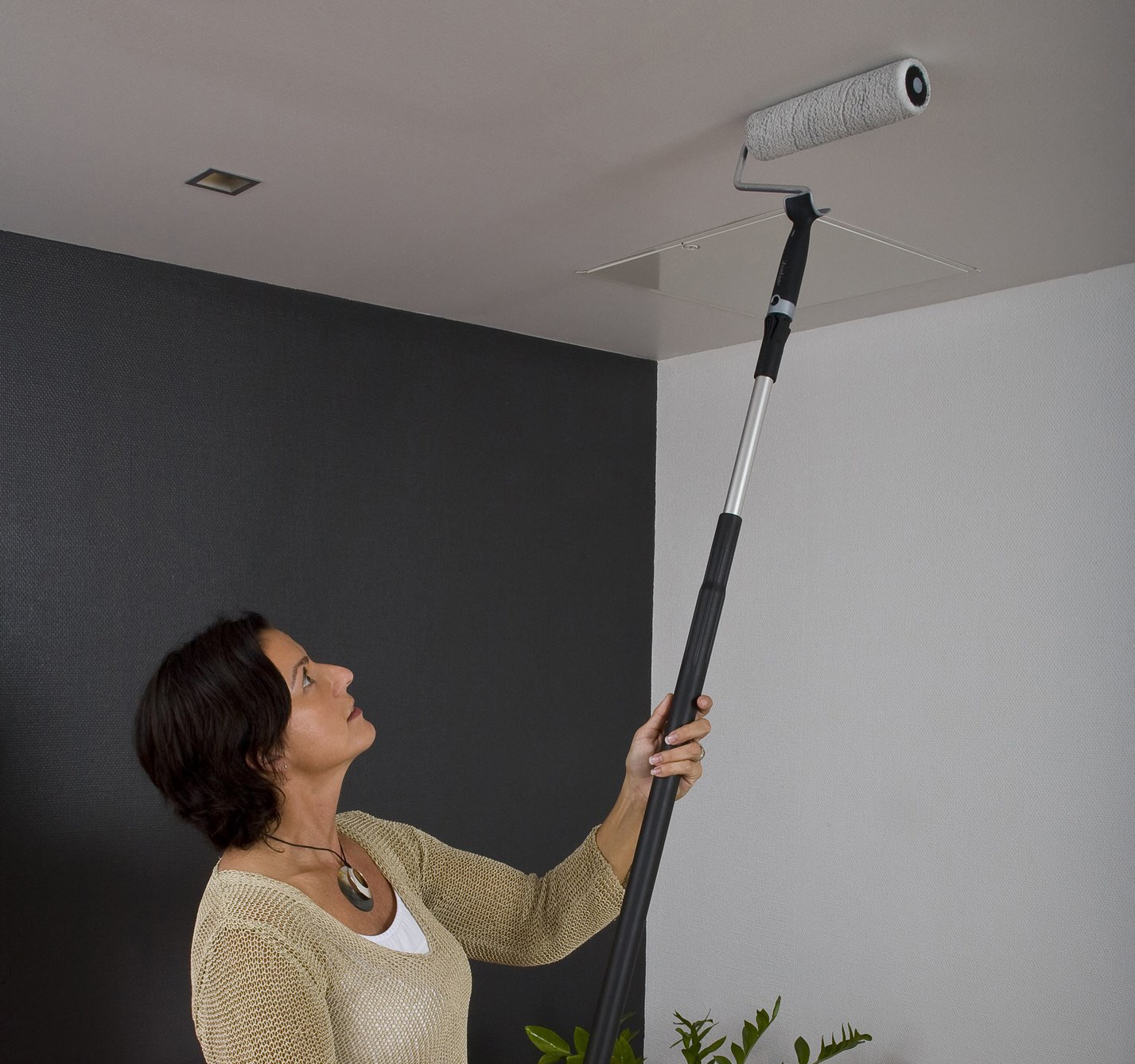 LEKENDE LETT: Med rull på forlengerskaft er det enkelt å male taket. (Foto: Jordan)