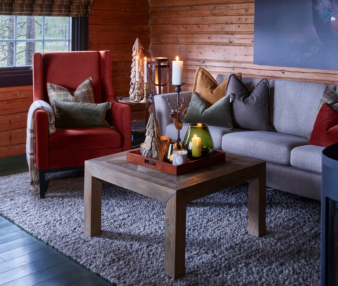 Sofakrok i hytte med teppe på gulvet