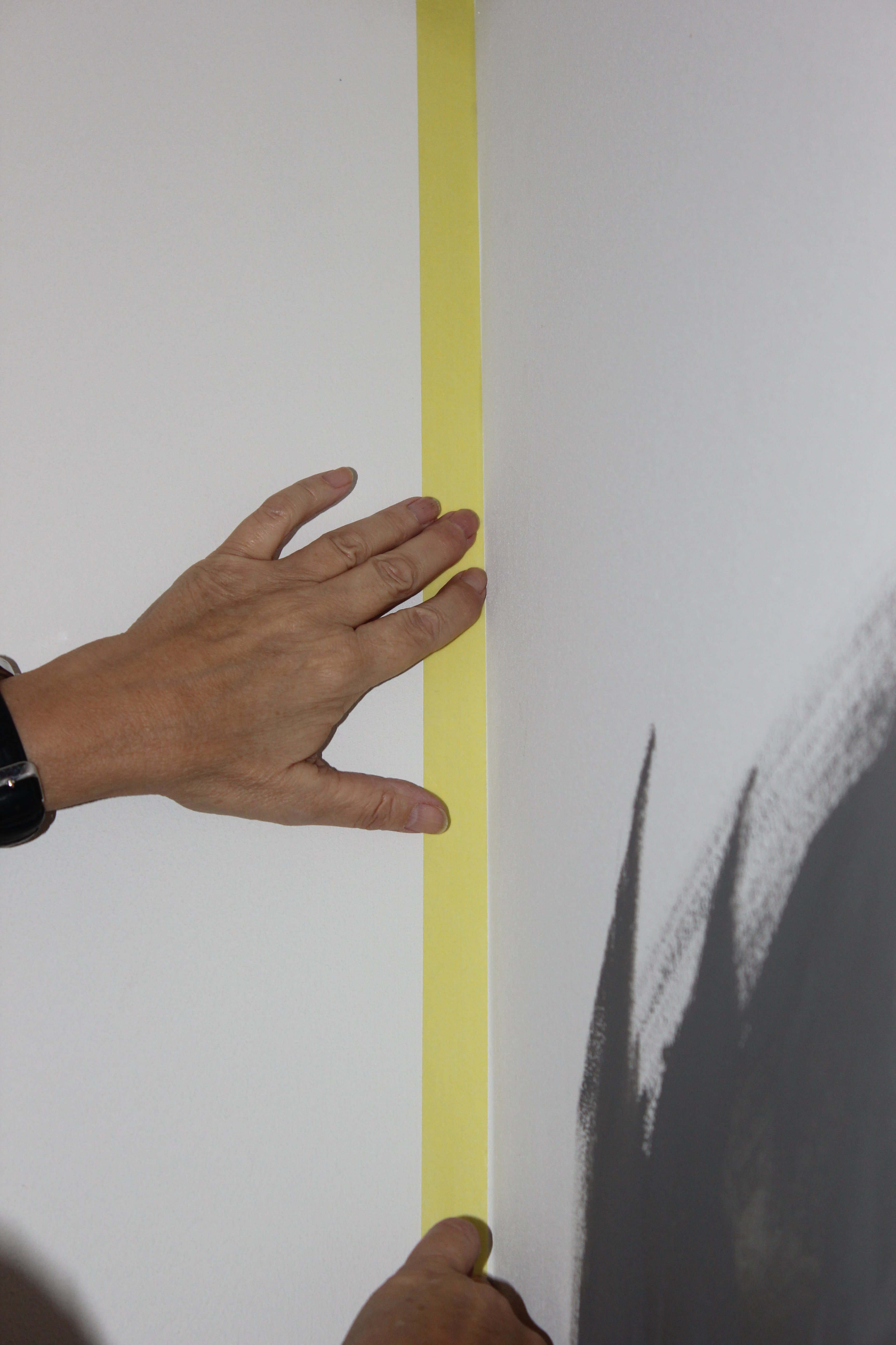 Sett opp maskeringstape i hjørnet mot tilstøtende vegg, så unngår du å søle der du ikke skal male.