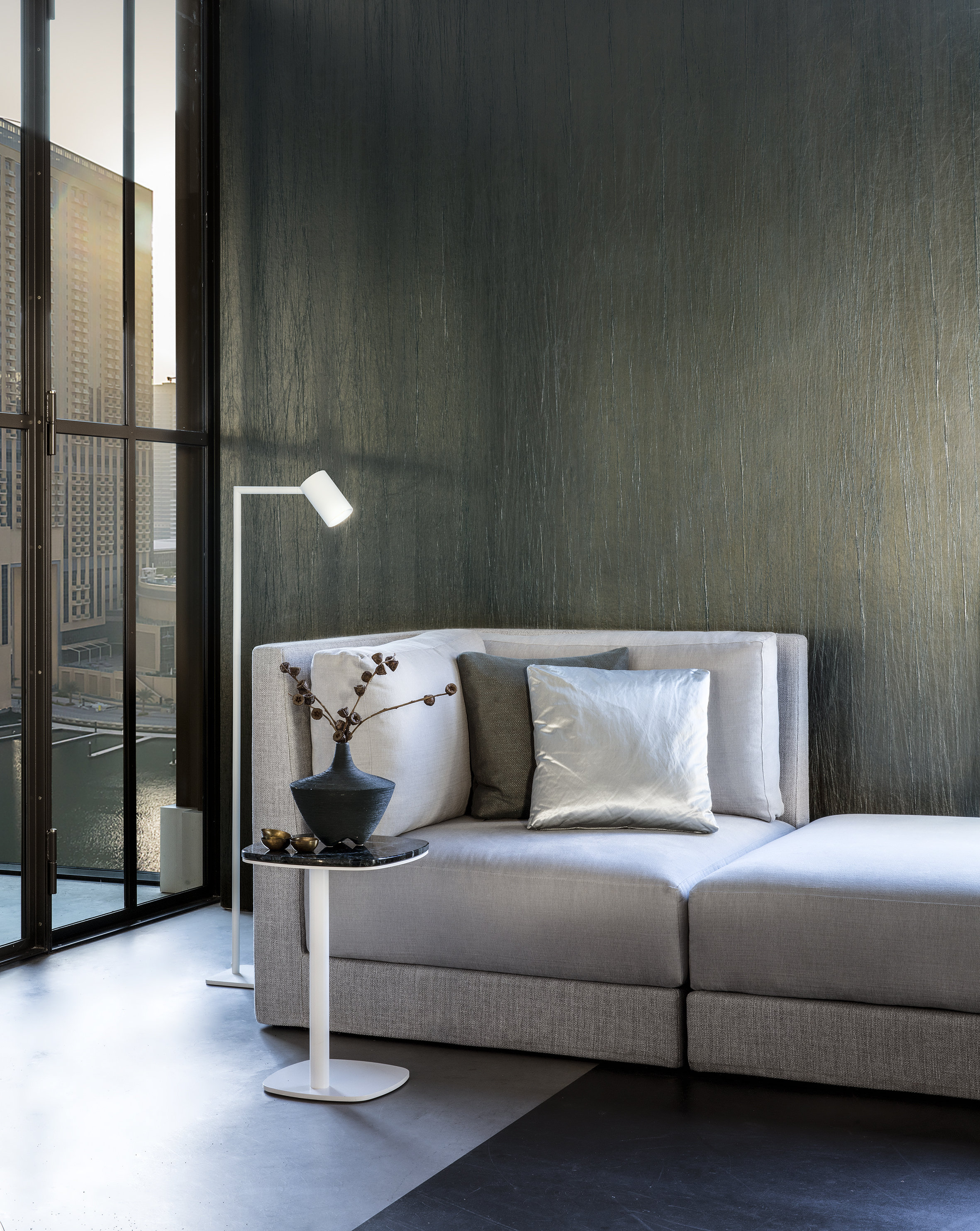 TAKTILT PÅ VEGGEN: Tapetet Alchemy fra Arte har en overflate som appellerer til flere sanser. Både tekstur og farge skaper bildet av at her er vi langt inne i «skogens ro». Tapetet føres av Green Apple.