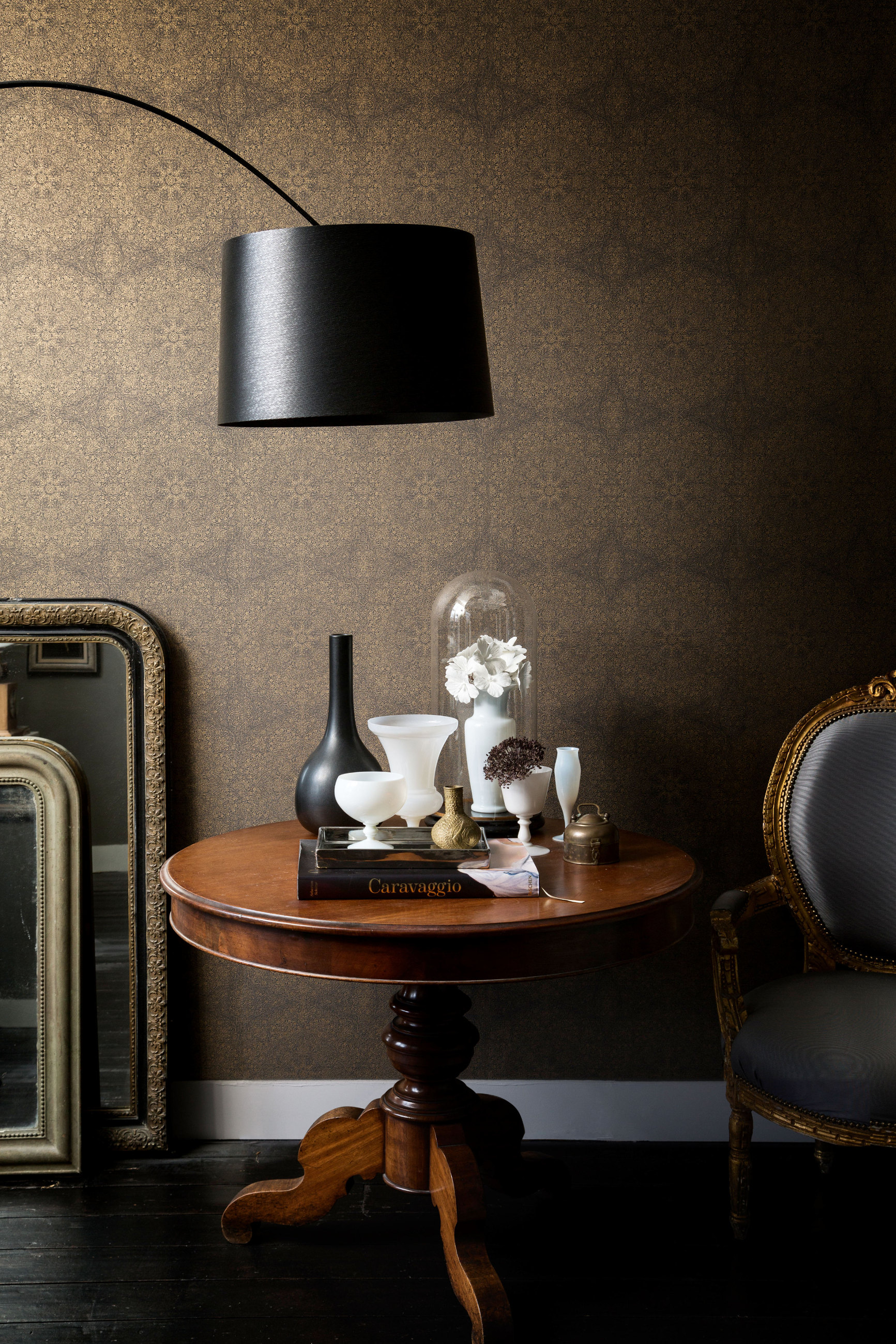 Mørkt, rundt, varmt og gyllent; former og materialer som luner for den som søker en anelse nostalgi.