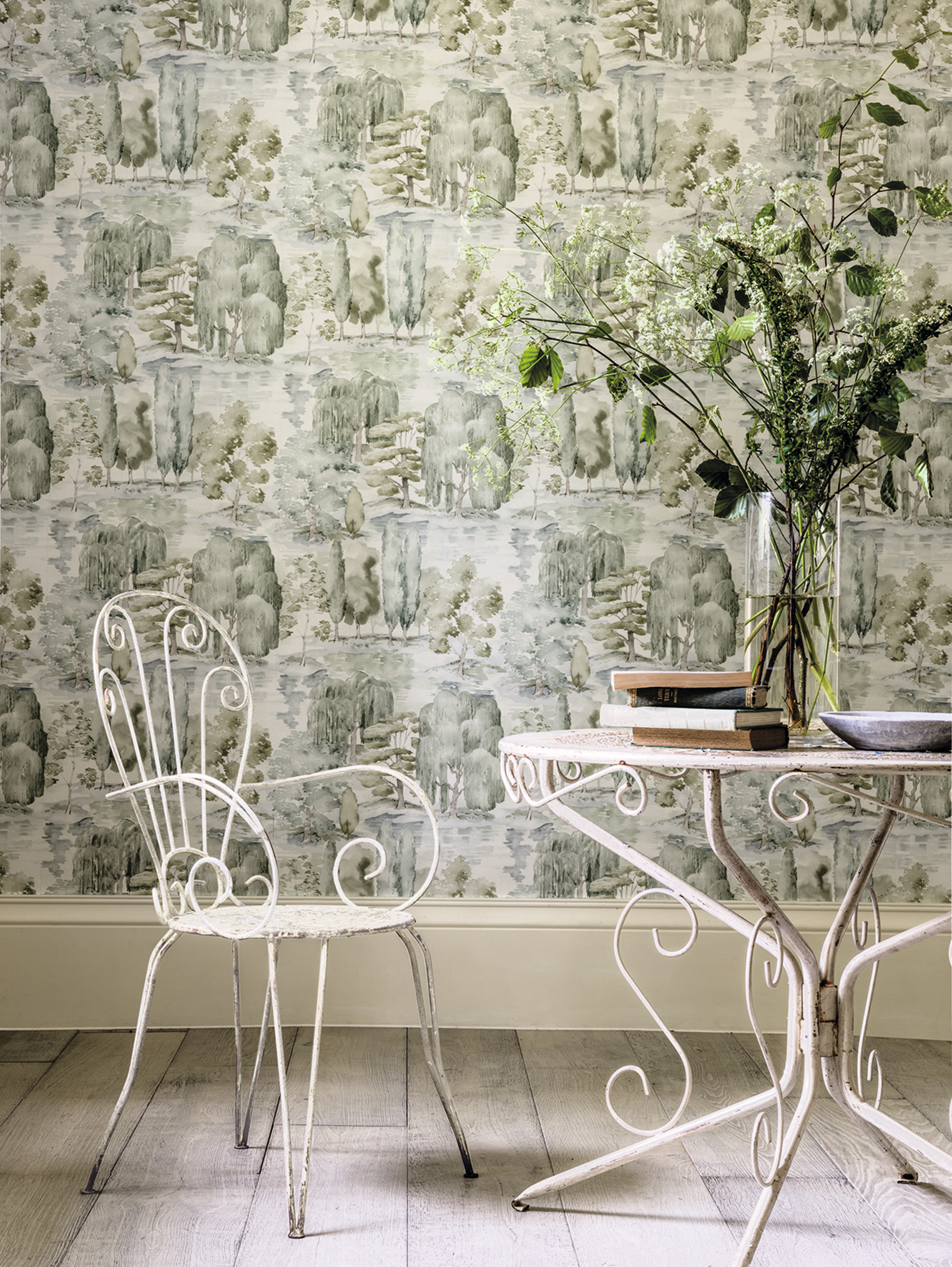 DOBBELT OPP: I dette tapetet fra Sanderson er det dobbel dose skog: farge og mønster. Selv med mange grønne nyanser og tydelig mønster så virker det likevel rolig og dempet. De vannaktige fargene i tapetet får veggen til å virke mild og lett. Tapet