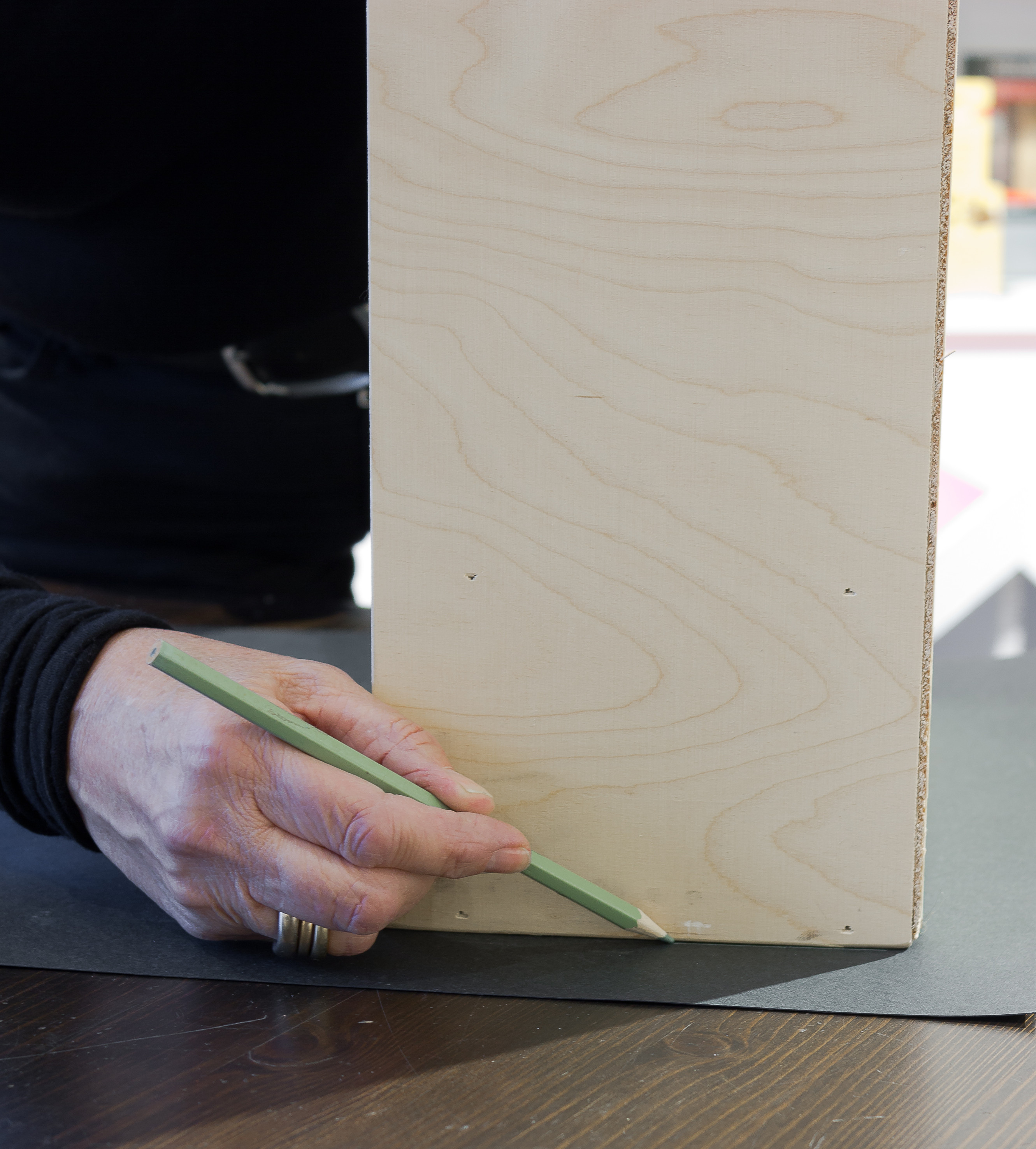 Lag en mal i papp av fronten på skuffen og bruk den som mønster. 