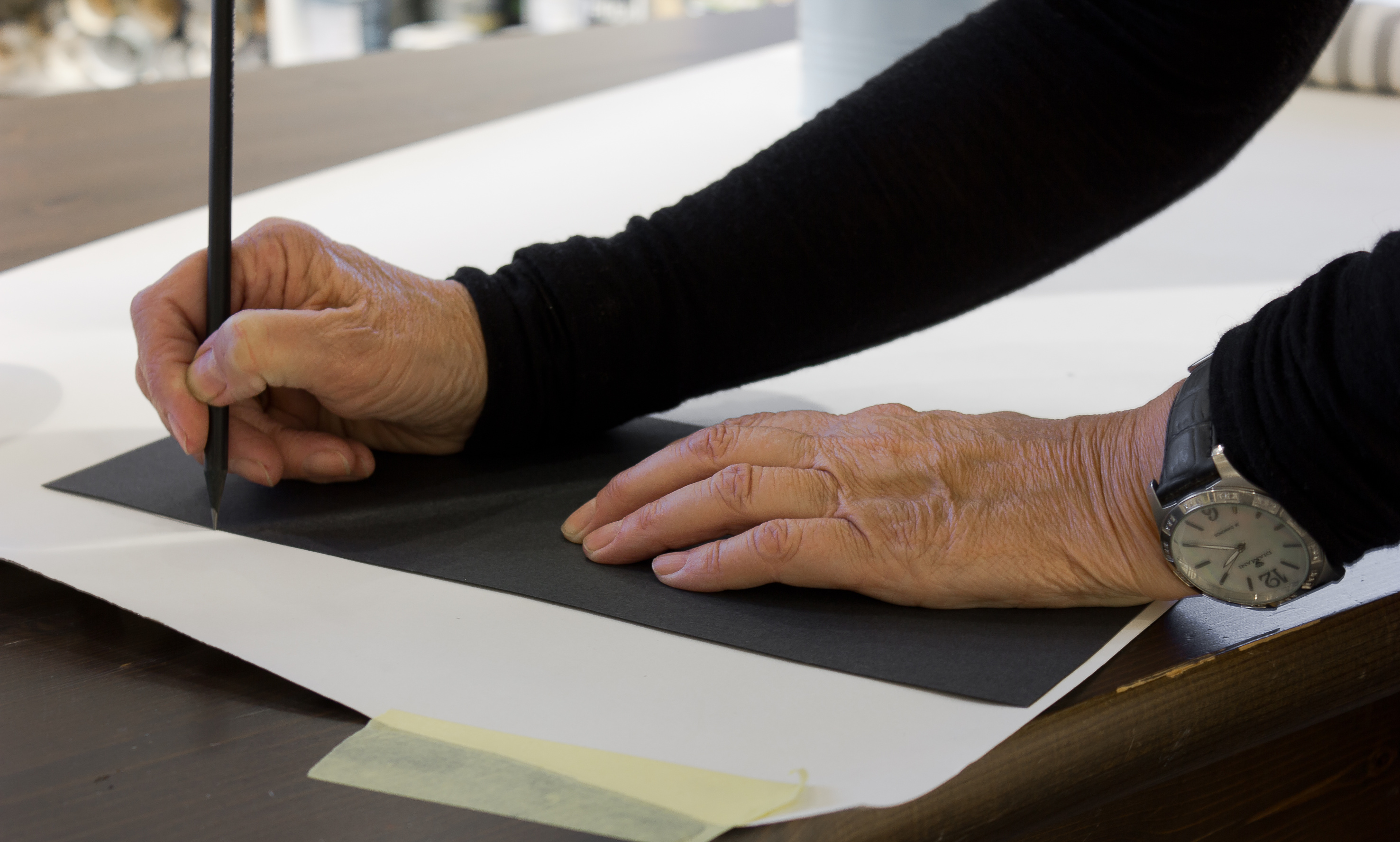 Legg pappmalen på tapetet, riss rundt kanten og klipp ut.