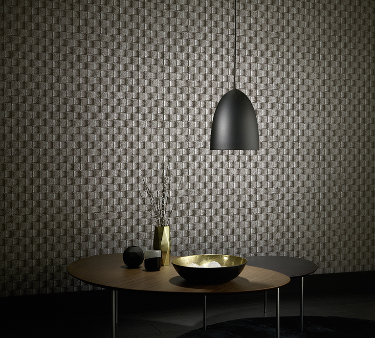 Atmosfæren er lavmælt og dempet. Tapet i imitert lær skaper en androgyn stil.