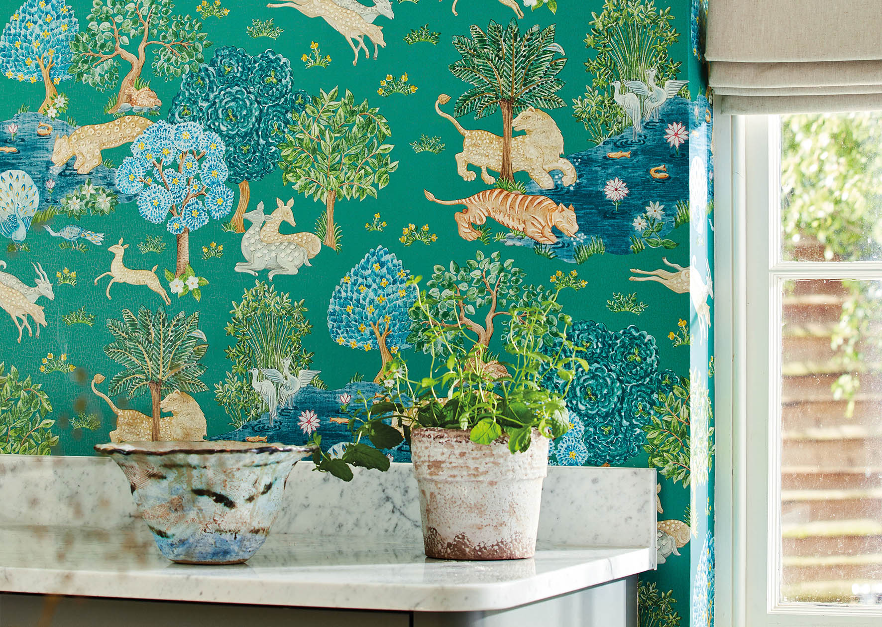 MINNEBOK: Mønster designet for generasjoner siden, kommer i nye farger, og vekker både minner og følelser. Tapetene fra engelske Sanderson har vært drømmen for flere generasjoner.