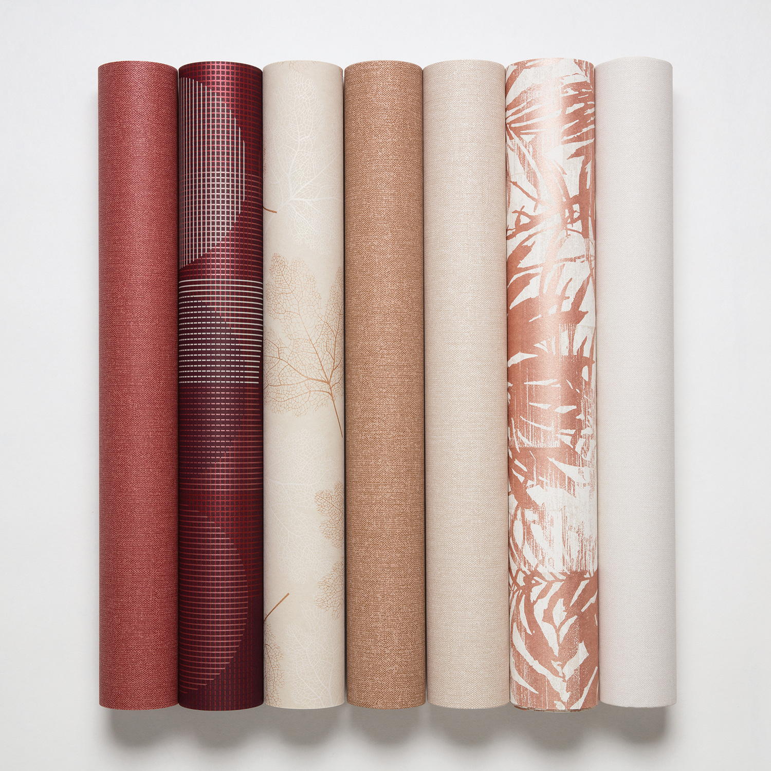 VARMT: Birgits favoritt er varm, rød og fyrrig og finnes i Borges nye tapetkolleksjon Allegro. På bildet er den nummer 2 fra venstre. (Foto: Borge)