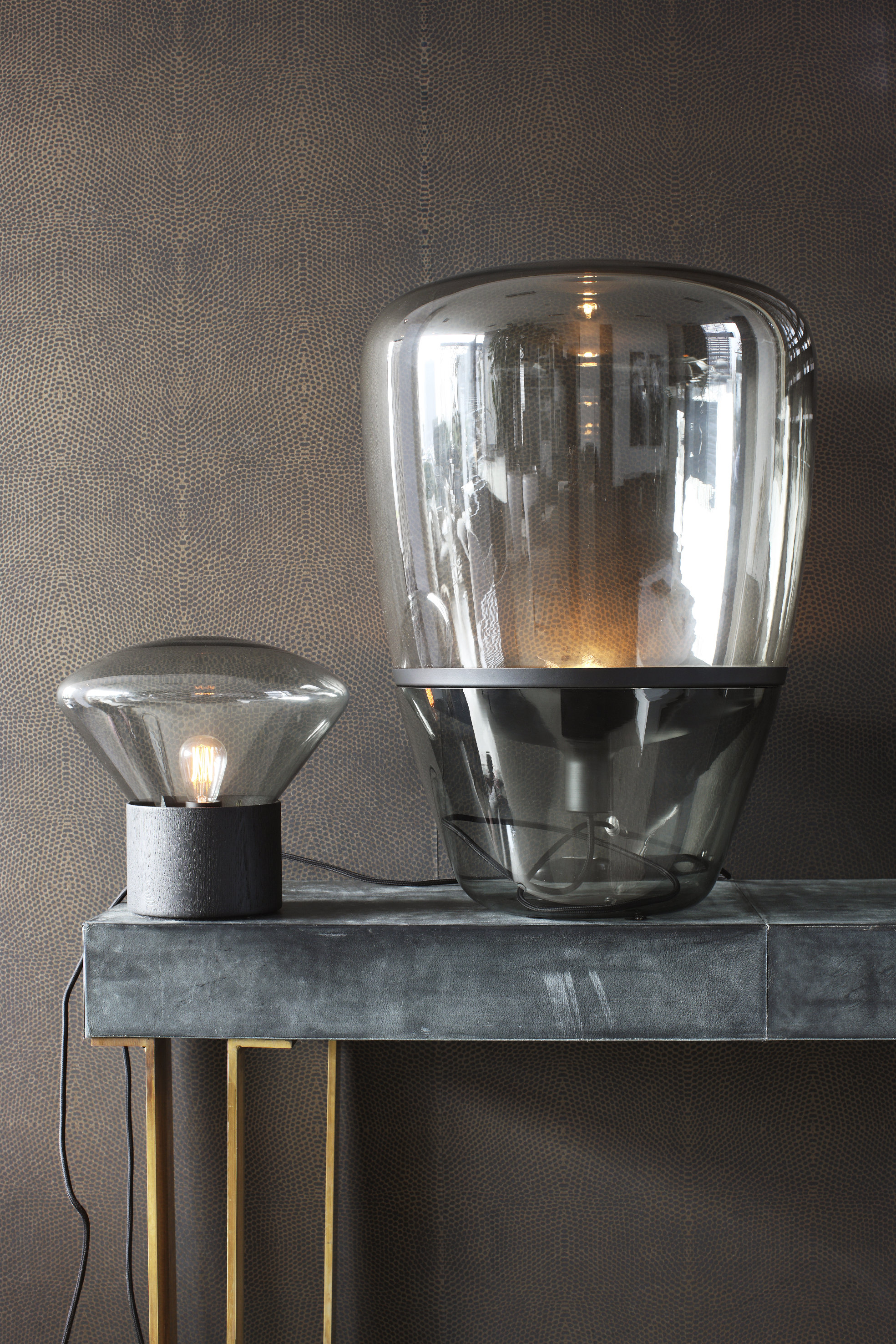 LYST OG MØRKT: Tapetet Raw Elegance fra Storeys har et tofarget mønster. Her finner vi også igjen den lyse gylne brune tonen sammen med en dyp sortaktig nyanse. Begge stammer fra samme kulørtone på fargesirkelen.  